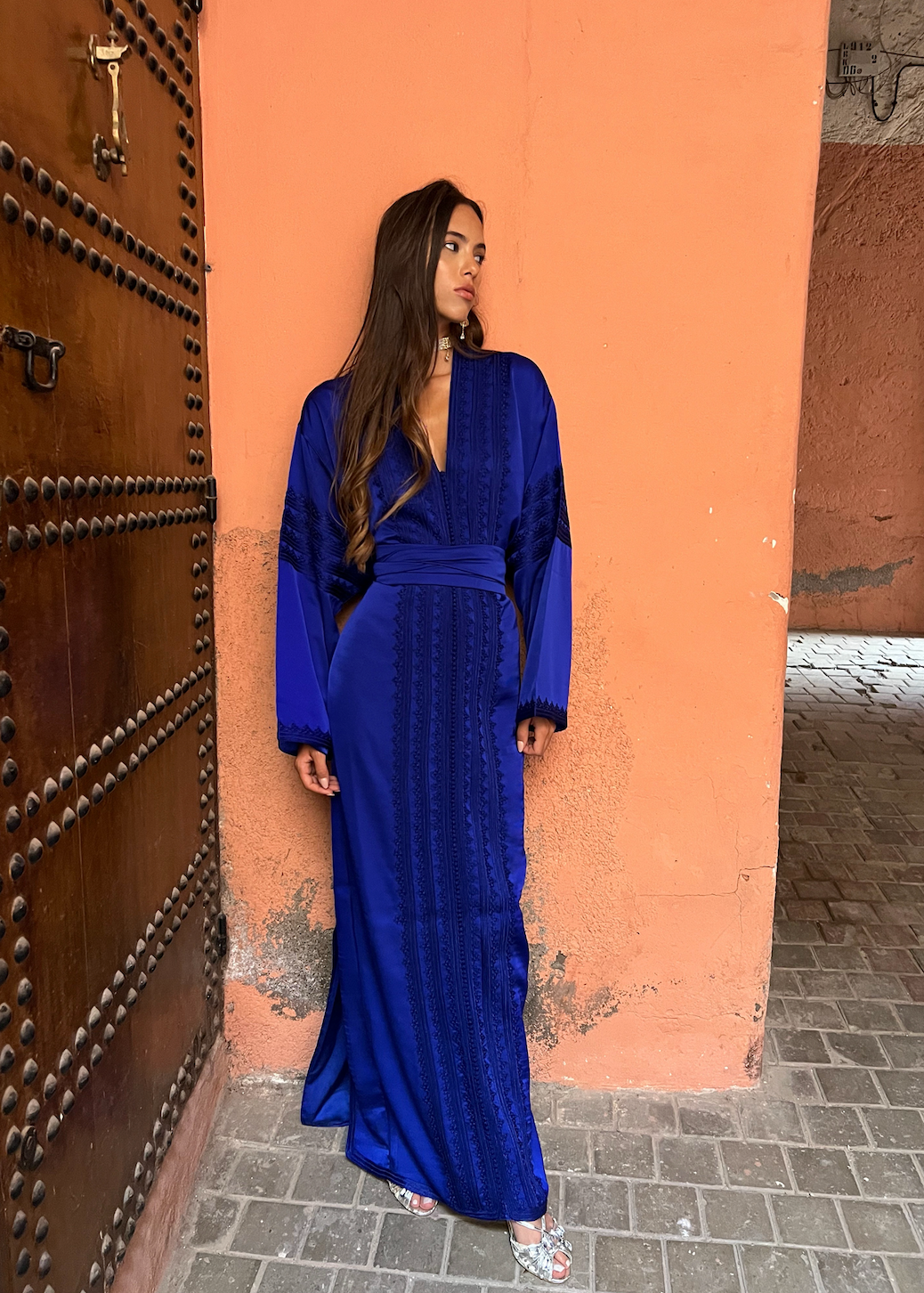 Caftan en drap de soie bleu brodé porté en plein pied, vue avant complète