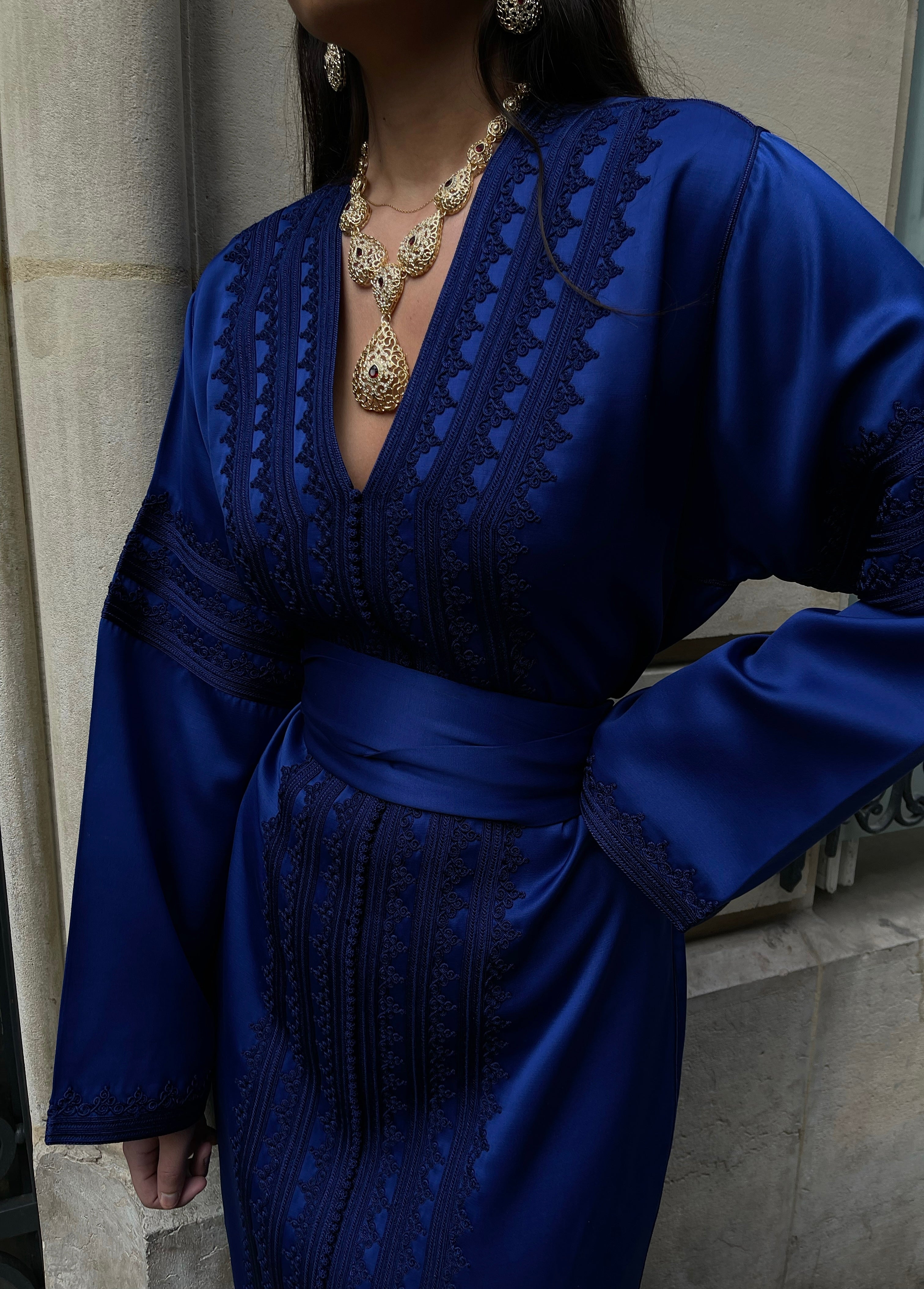 Vue de face du caftan en drap de soie bleu brodé.