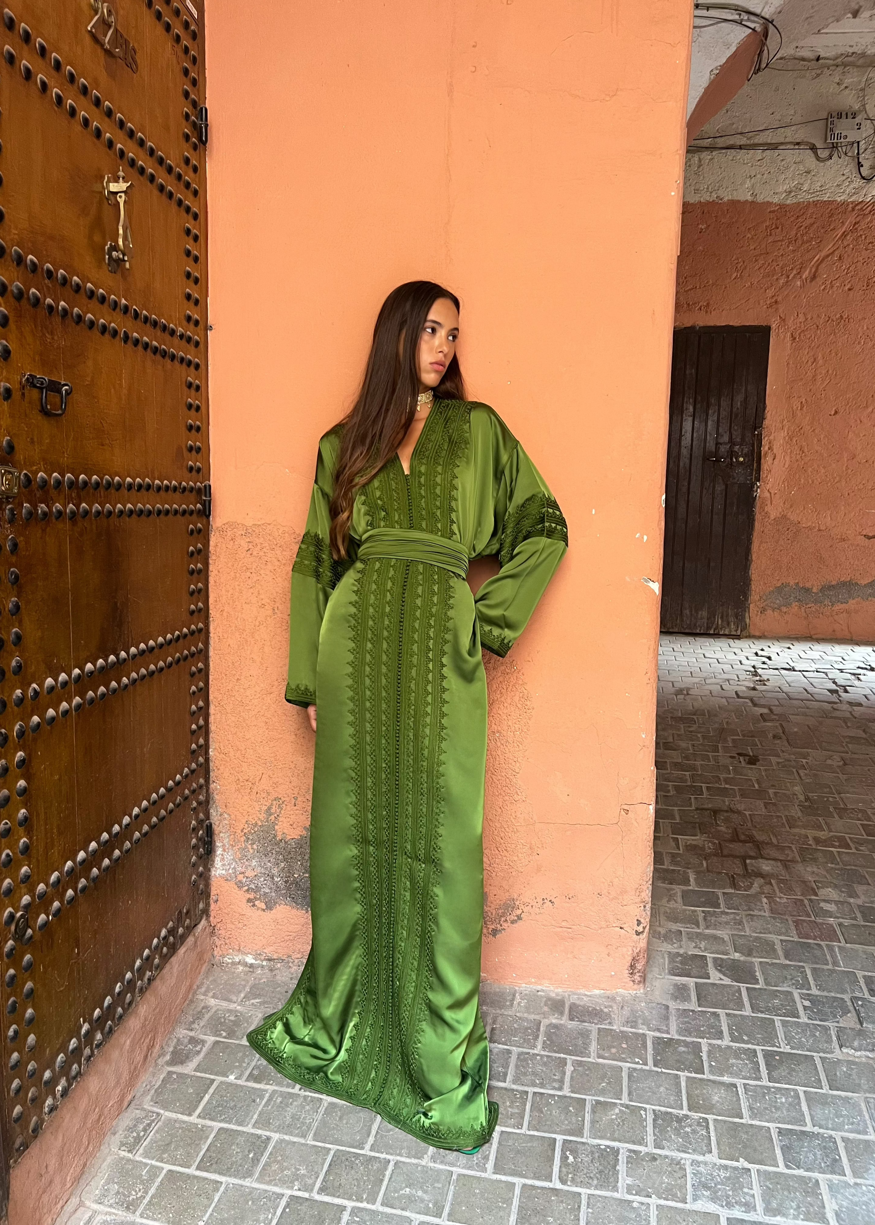 Caftan en drap de soie vert vu de face, mettant en valeur une coupe fluide et l’éclat naturel du tissu soyeux.