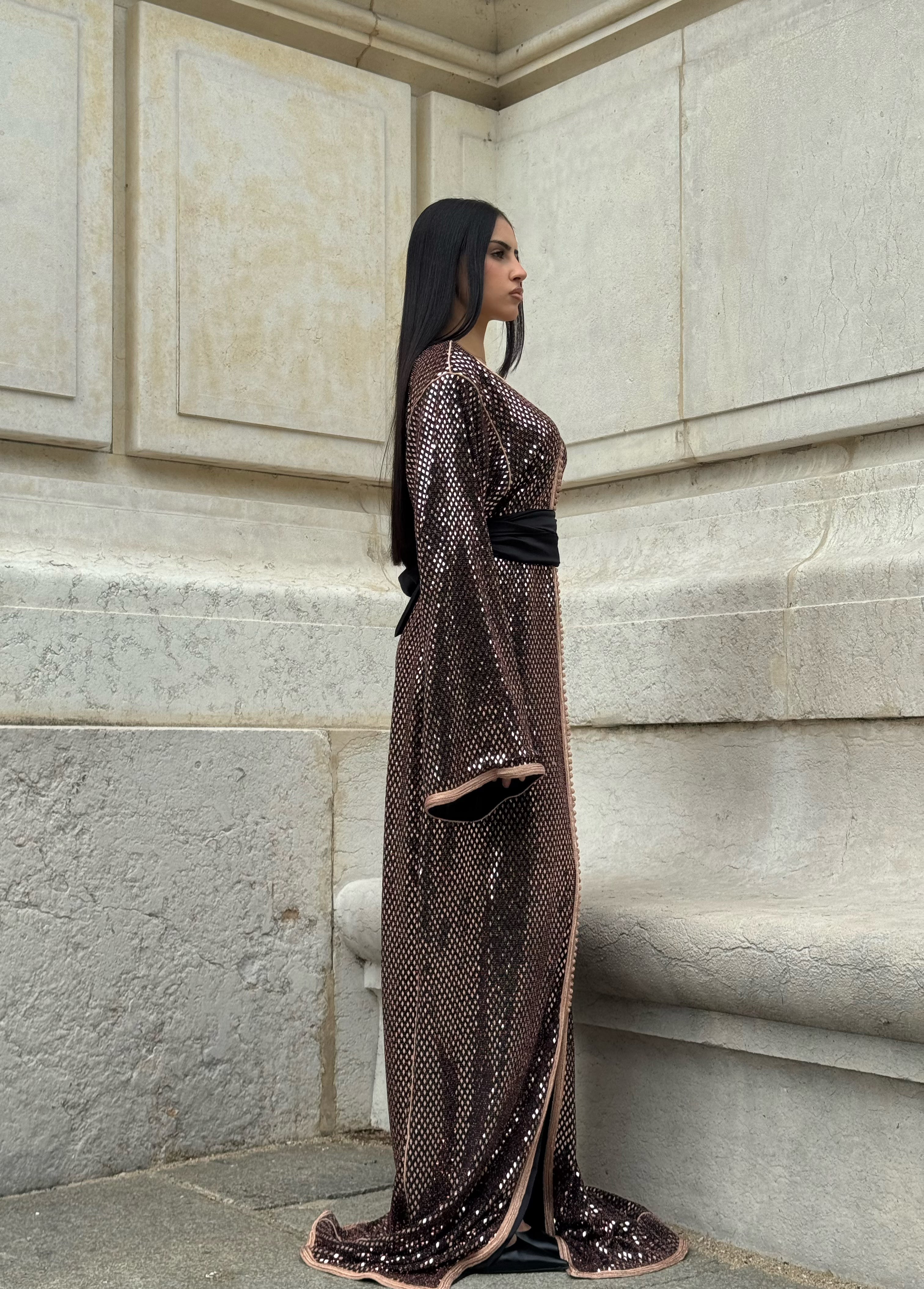 Caftan noir imprimé bronze porté, coupe longue fluide et élégante