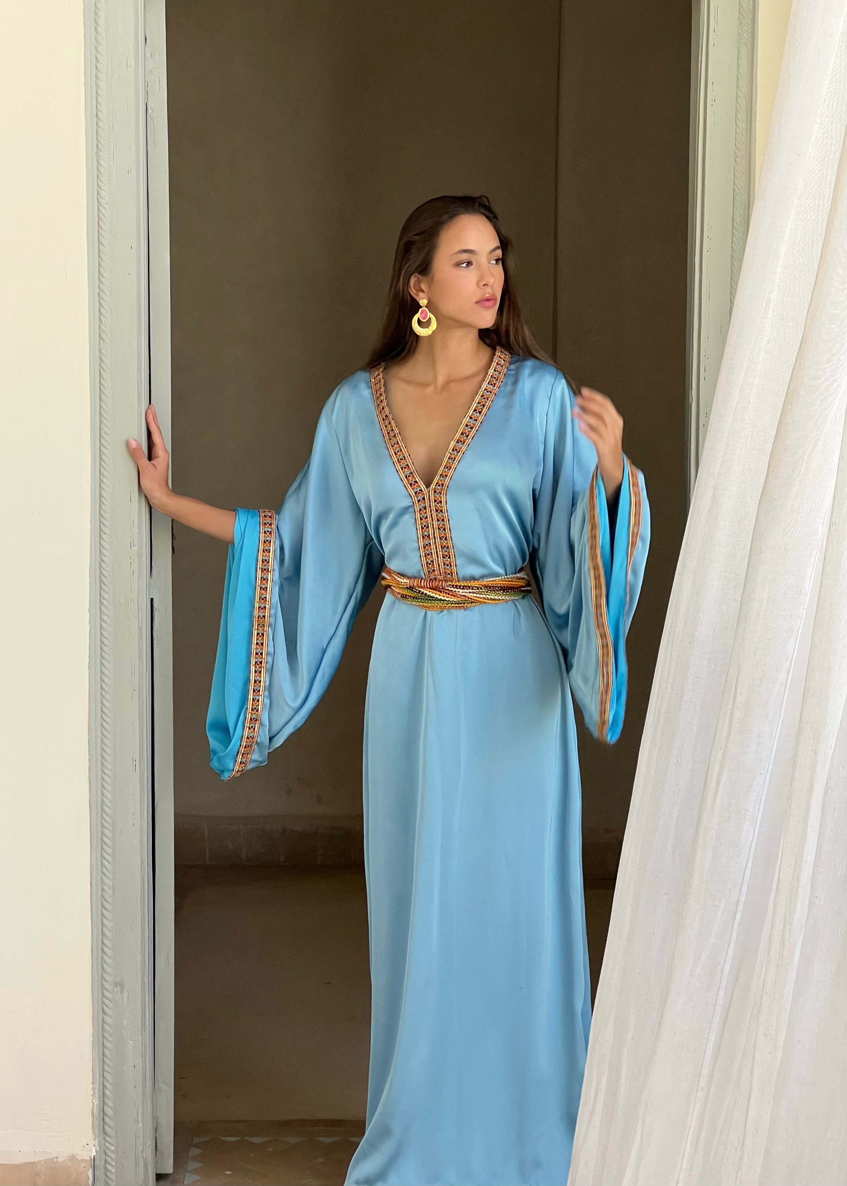Caftan kabyle en drap de soie bleu avec broderie en mouvement, tissu fluide et éclat lumineux du soyeux