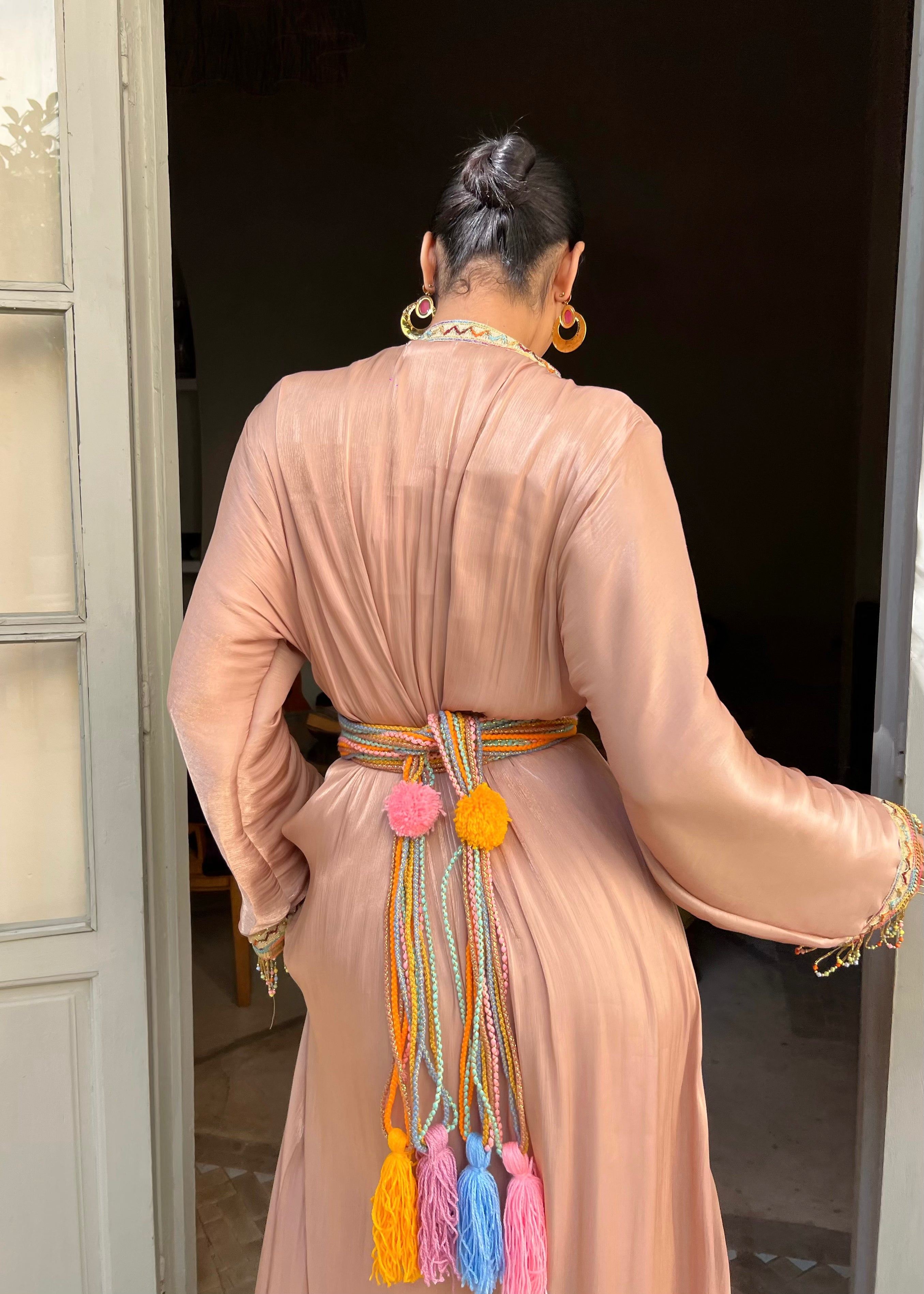 Dos du caftan kabyle en organza rose brodé, tombé fluide et finitions artisanales traditionnelles