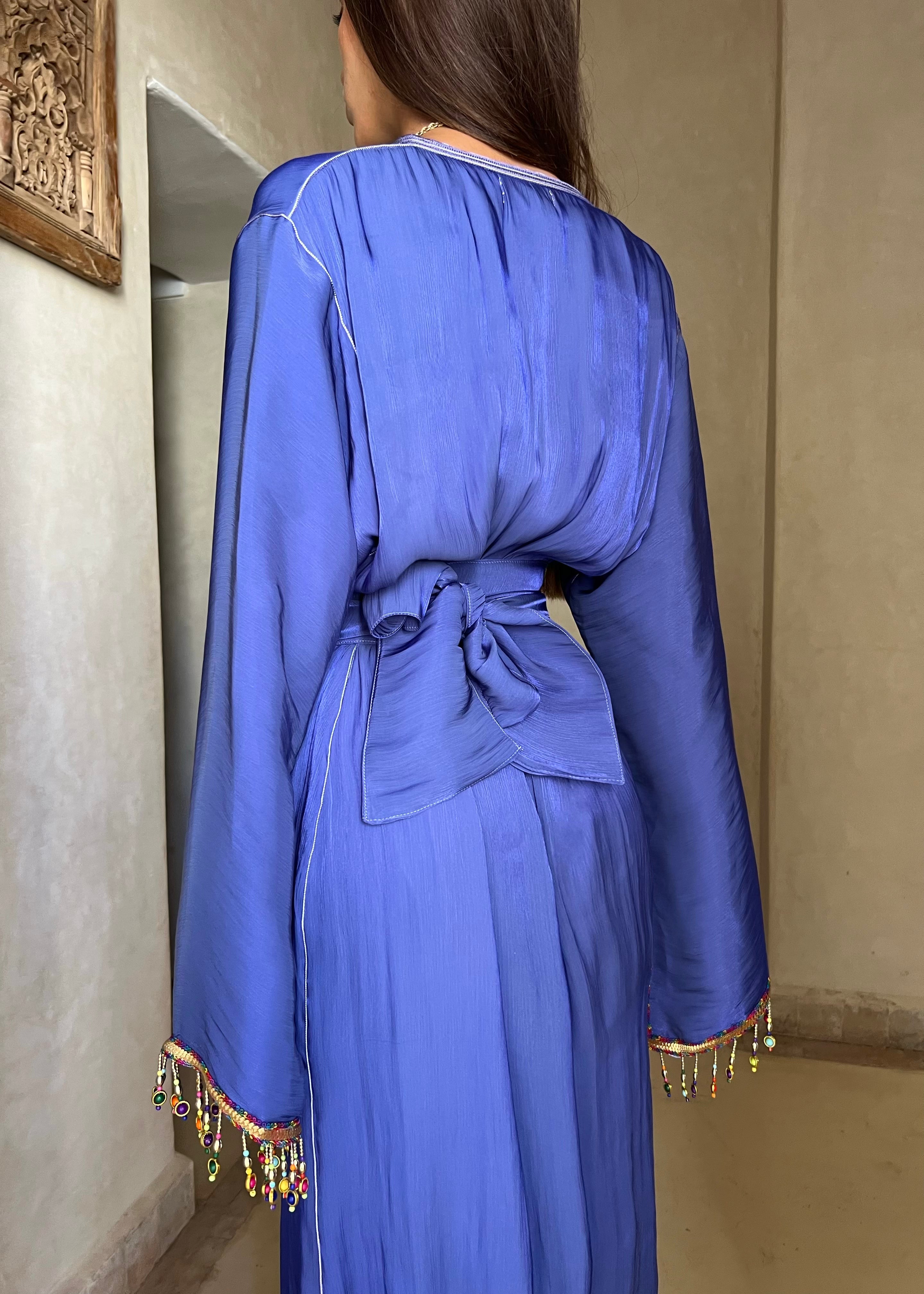 Dos du caftan kabyle en organza violet, finitions artisanales et tombé fluide du tissu