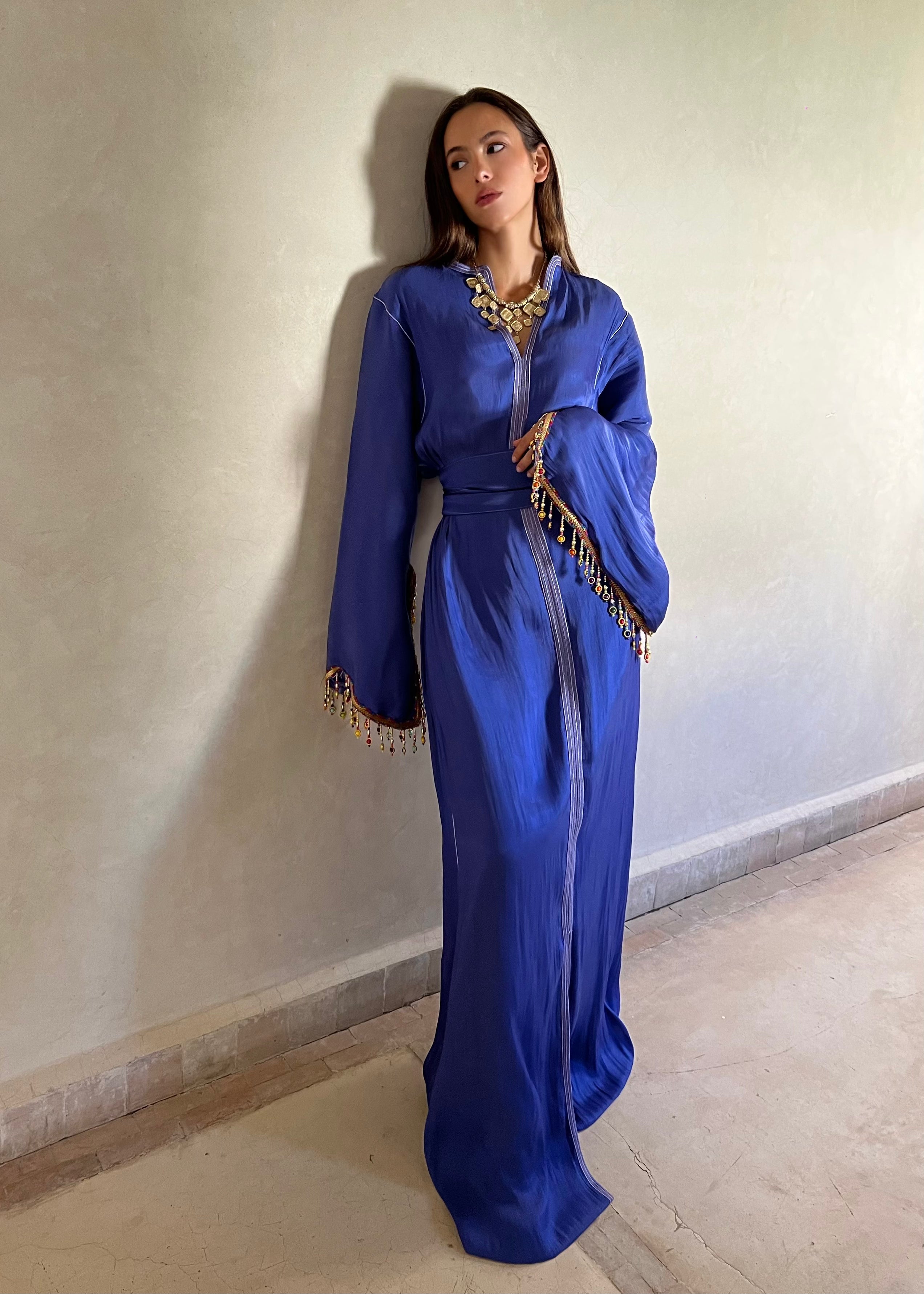 Caftan kabyle violet en organza, coupe traditionnelle et broderies colorées, vue avant élégante