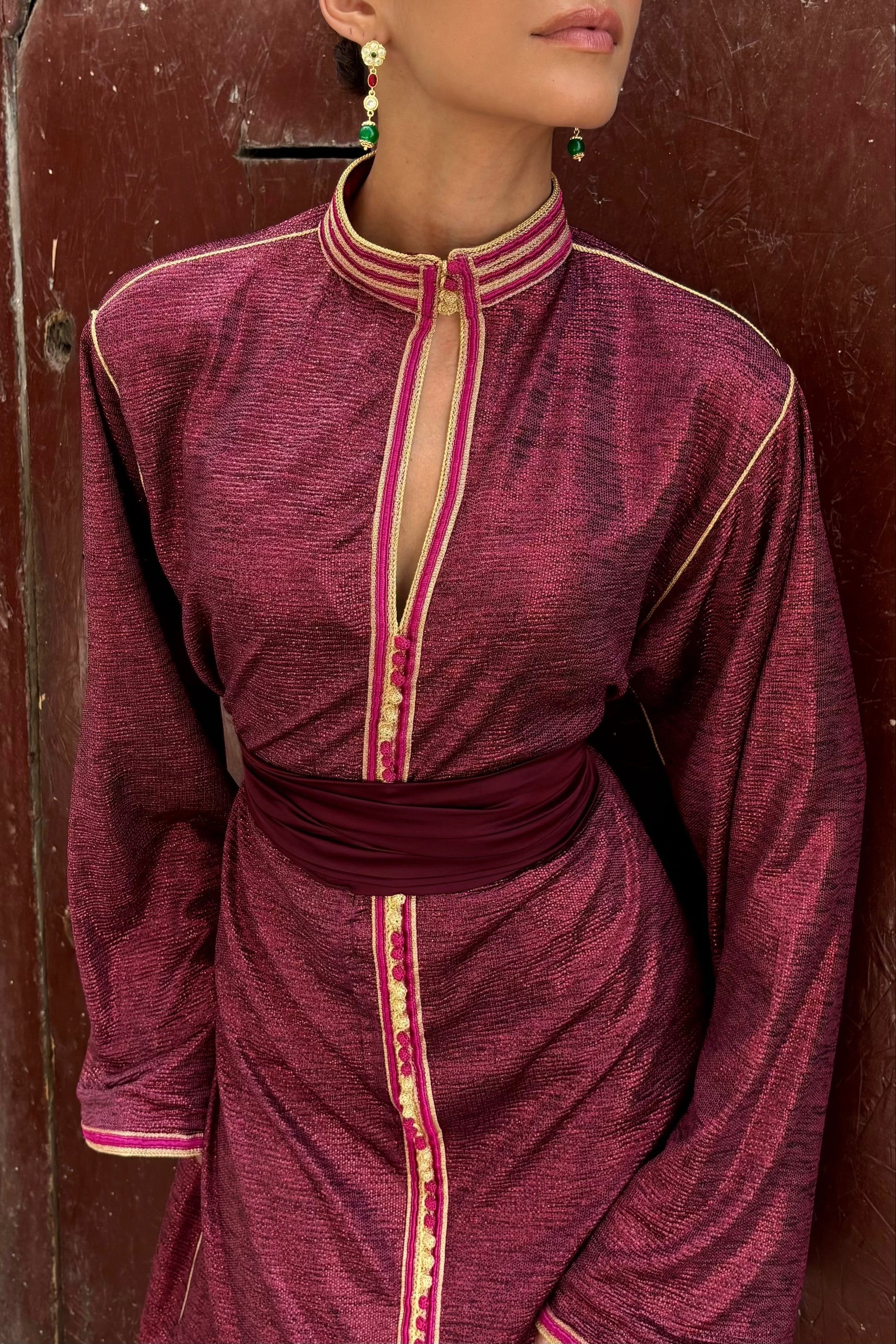 Fuchsia lamé kaftan with mandarin collar, in motion