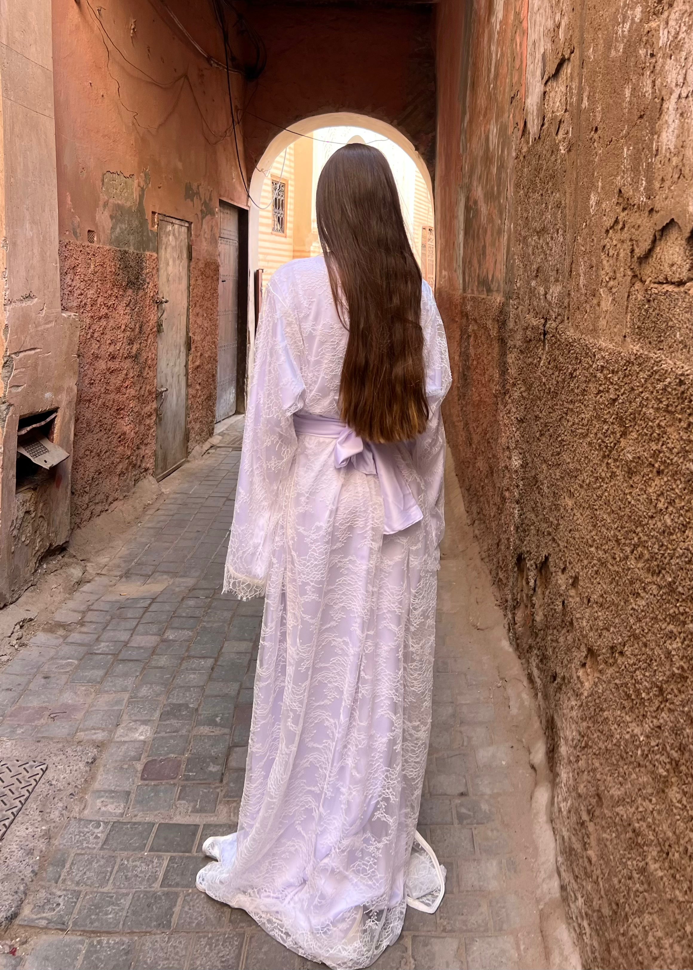 Dos du caftan de mariée en dentelle de Calais, traîne fluide et finitions couture délicates