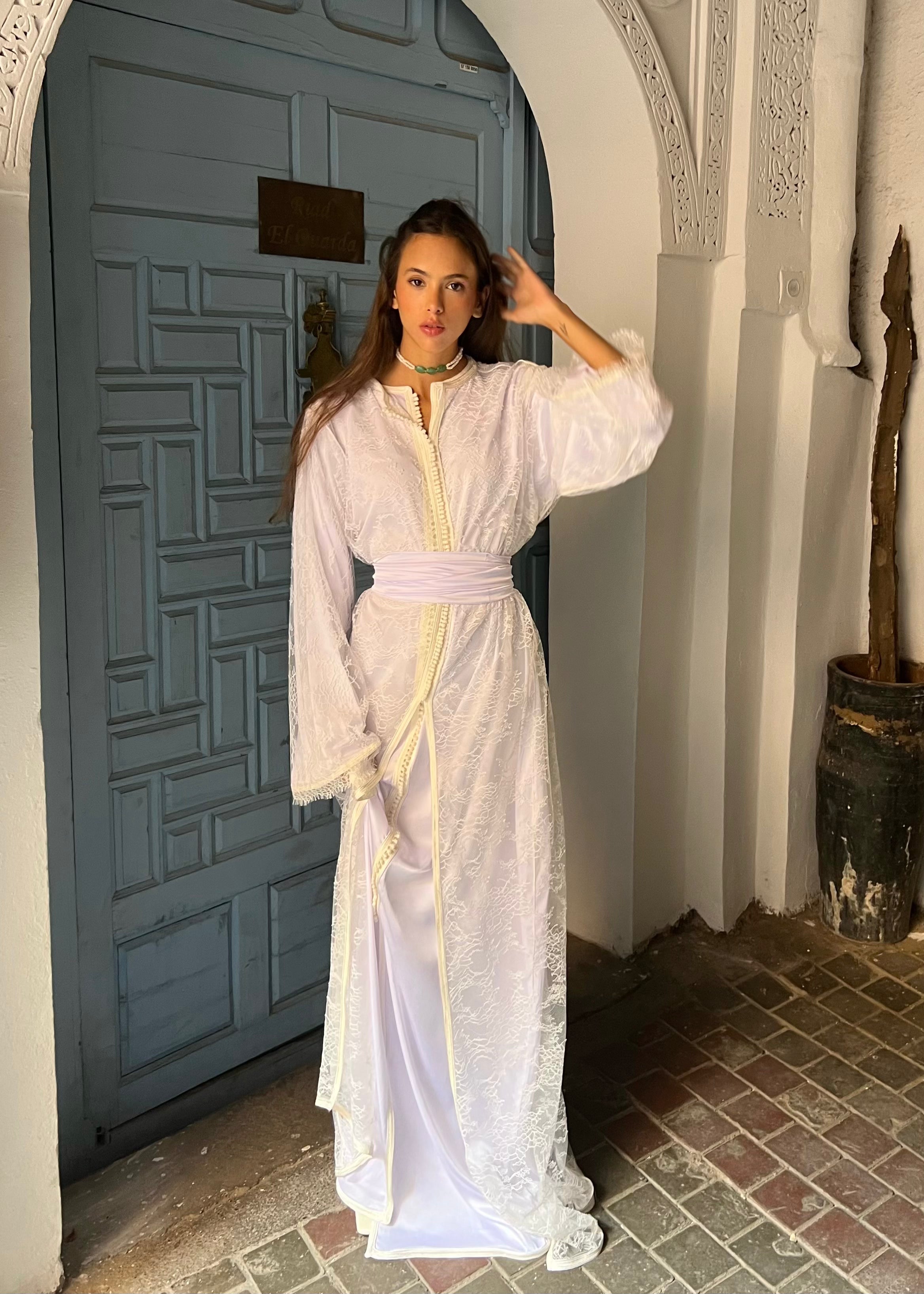 Caftan de mariée en dentelle de Calais blanc en mouvement, tissu fluide et éclat naturel de la dentelle fine