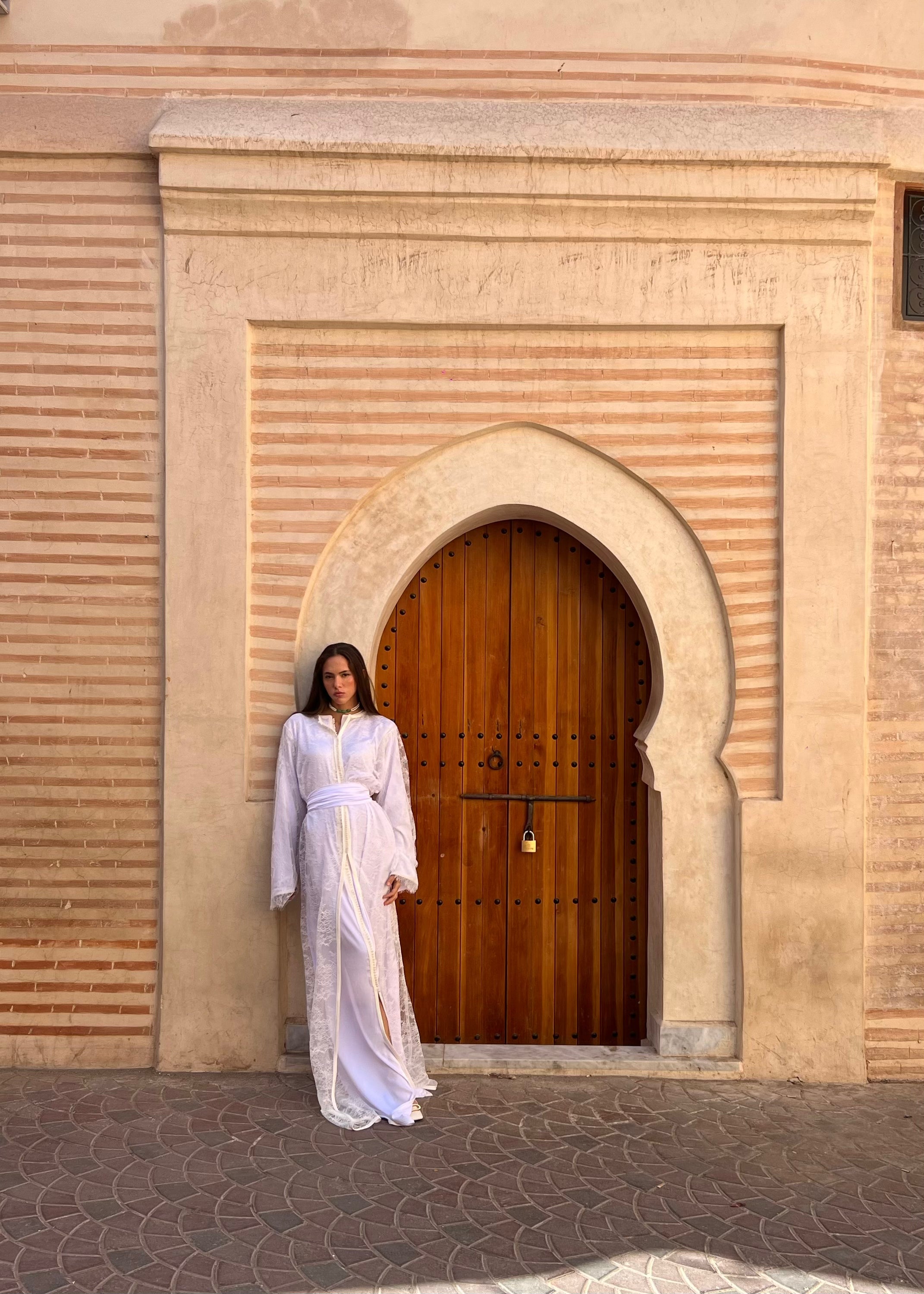Caftan de mariée en dentelle de Calais blanc, coupe élégante et détails raffinés, vue de face sur mannequin