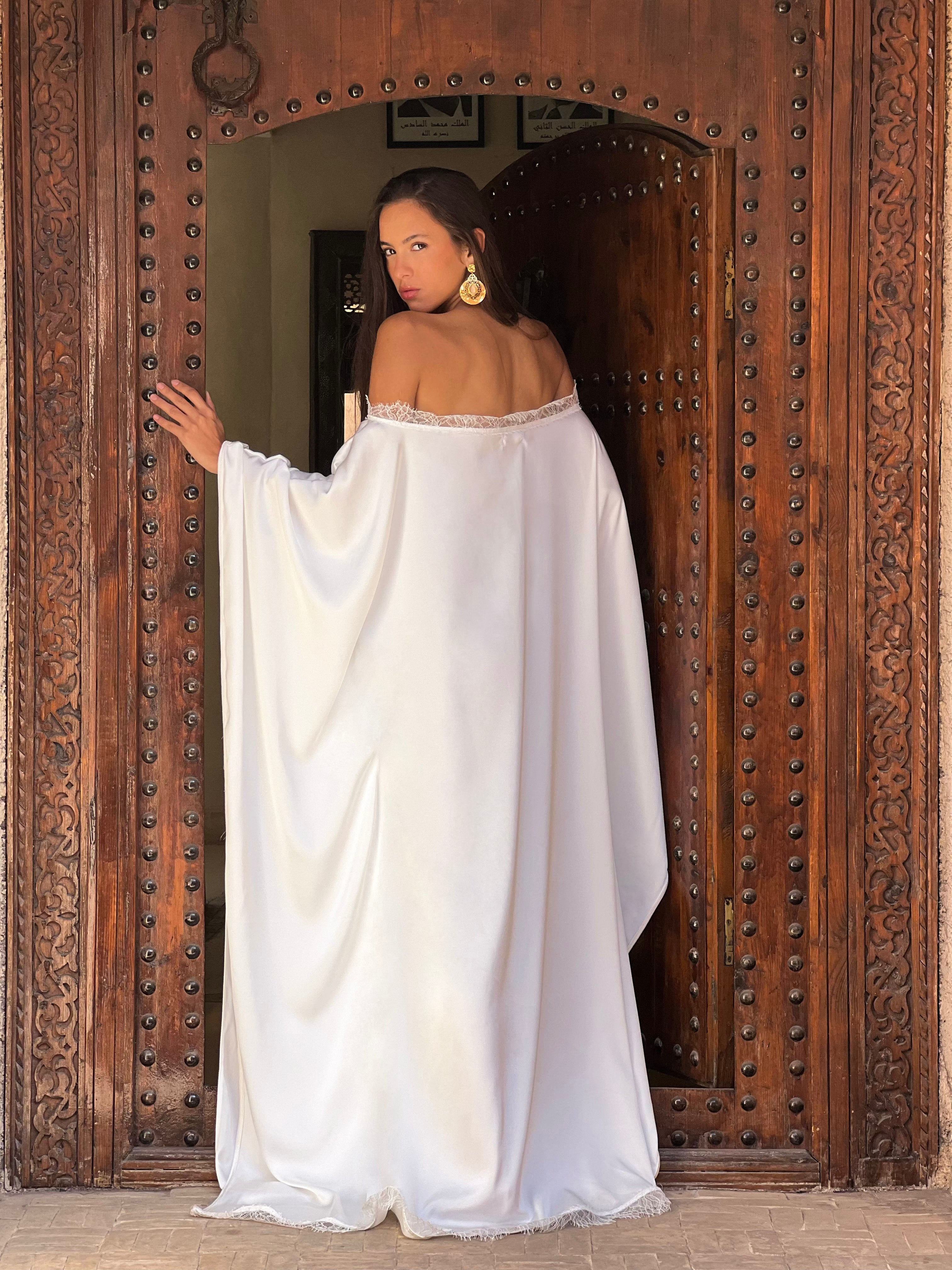Dos du caftan de mariée en soie fluide avec bordure en dentelle raffinée et traîne élégante