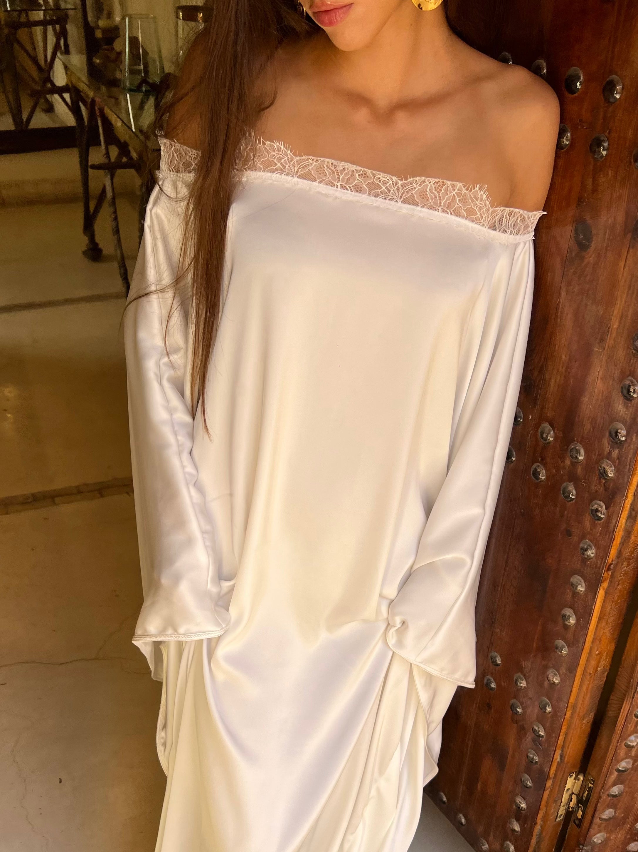 Profil du caftan de mariée en drap de soie, col bateau et finitions en dentelle délicate