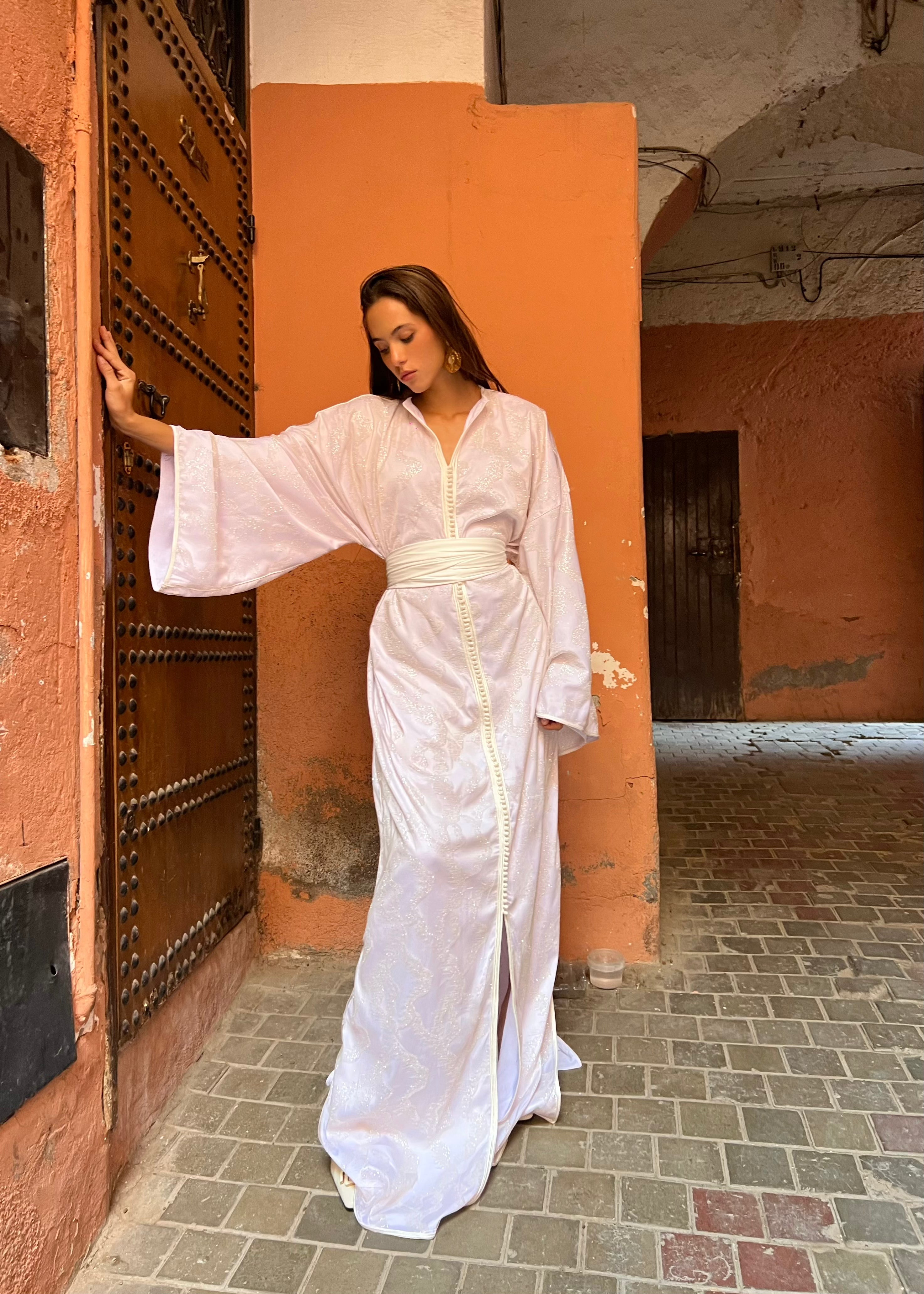 Caftan de mariée pailleté blanc en mouvement, manches larges