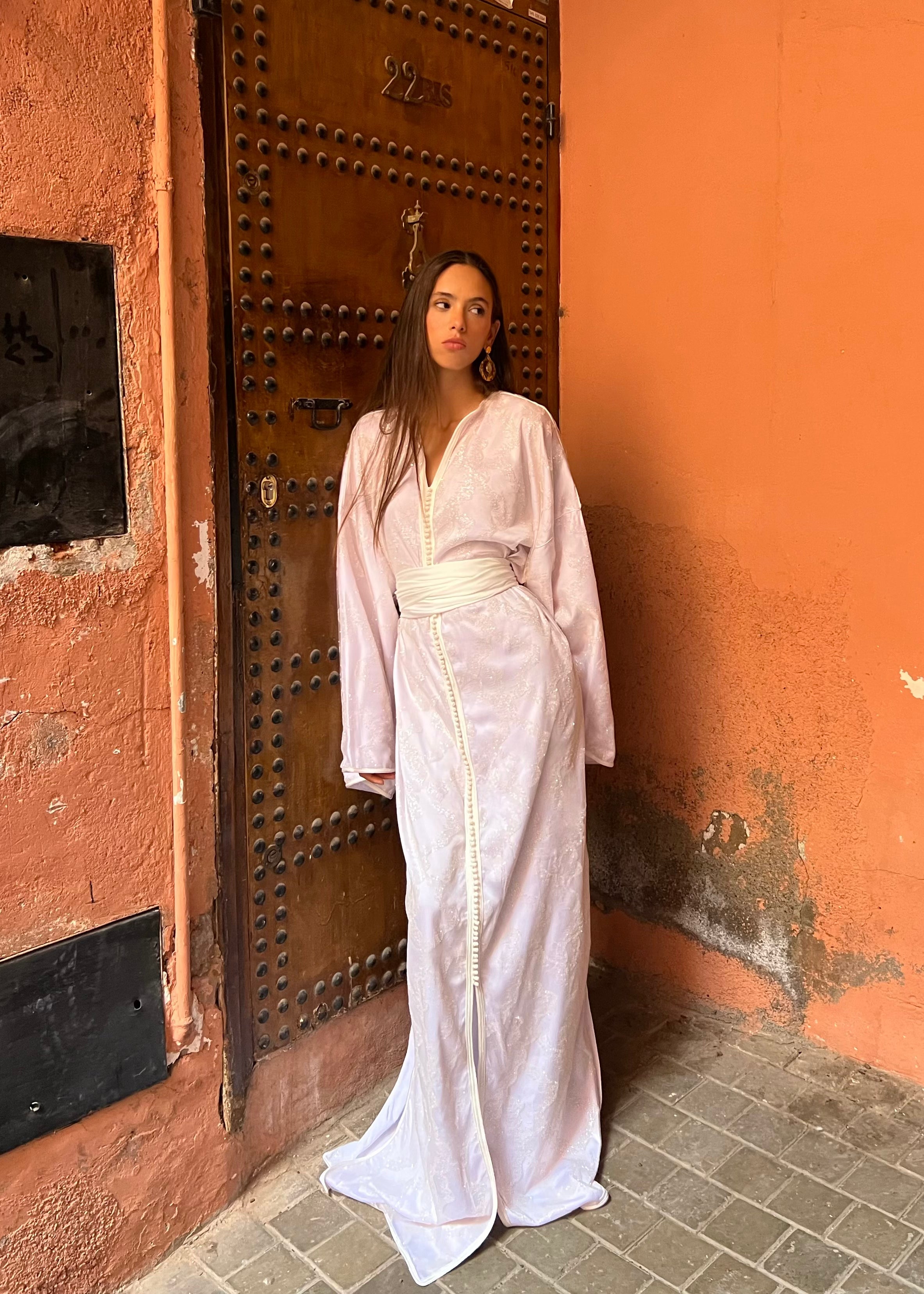 Caftan de mariée pailleté blanc de profil, détail de la ceinture drapée