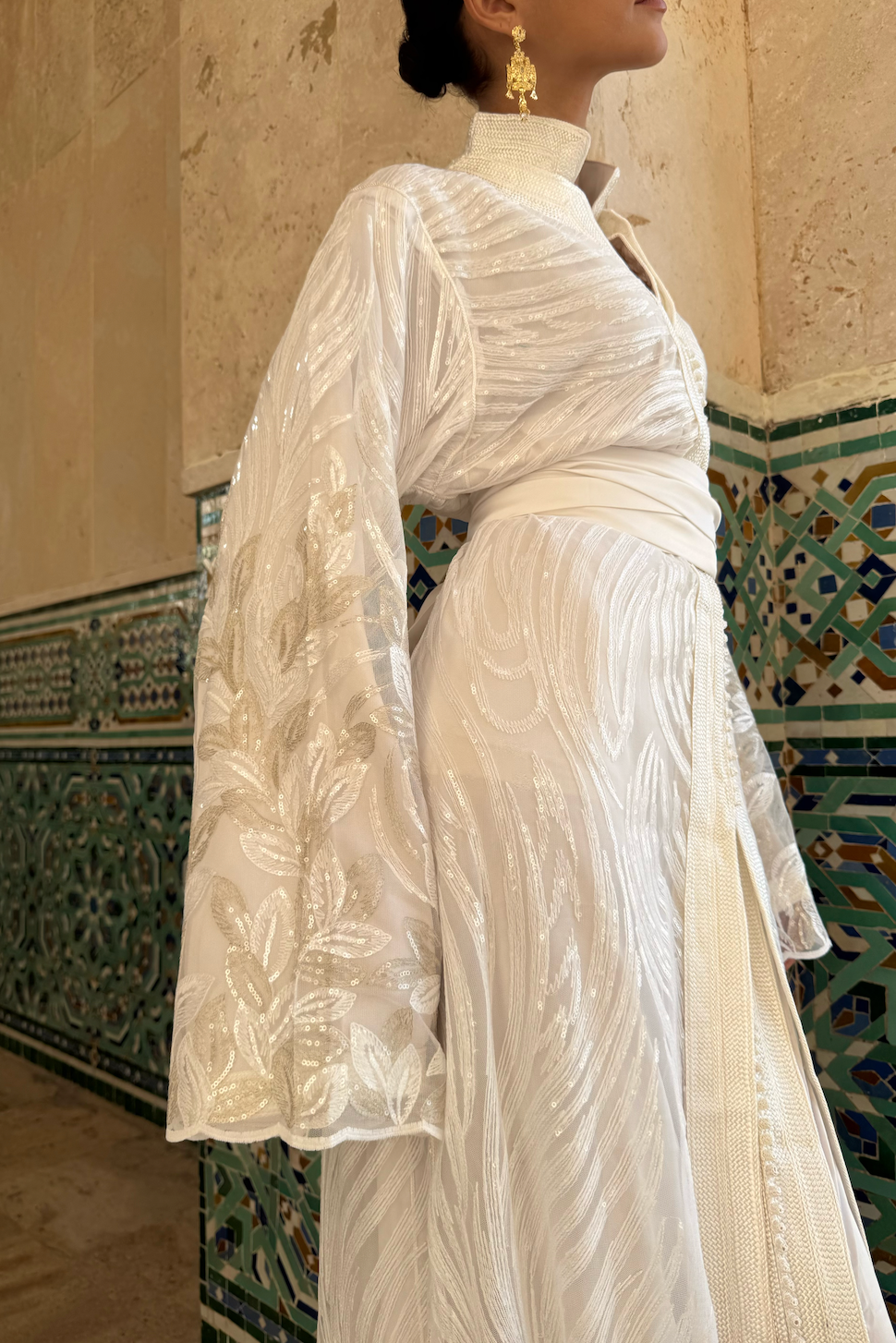 Kaftan made of tulle with foliage embroidery, detail of the embroidery