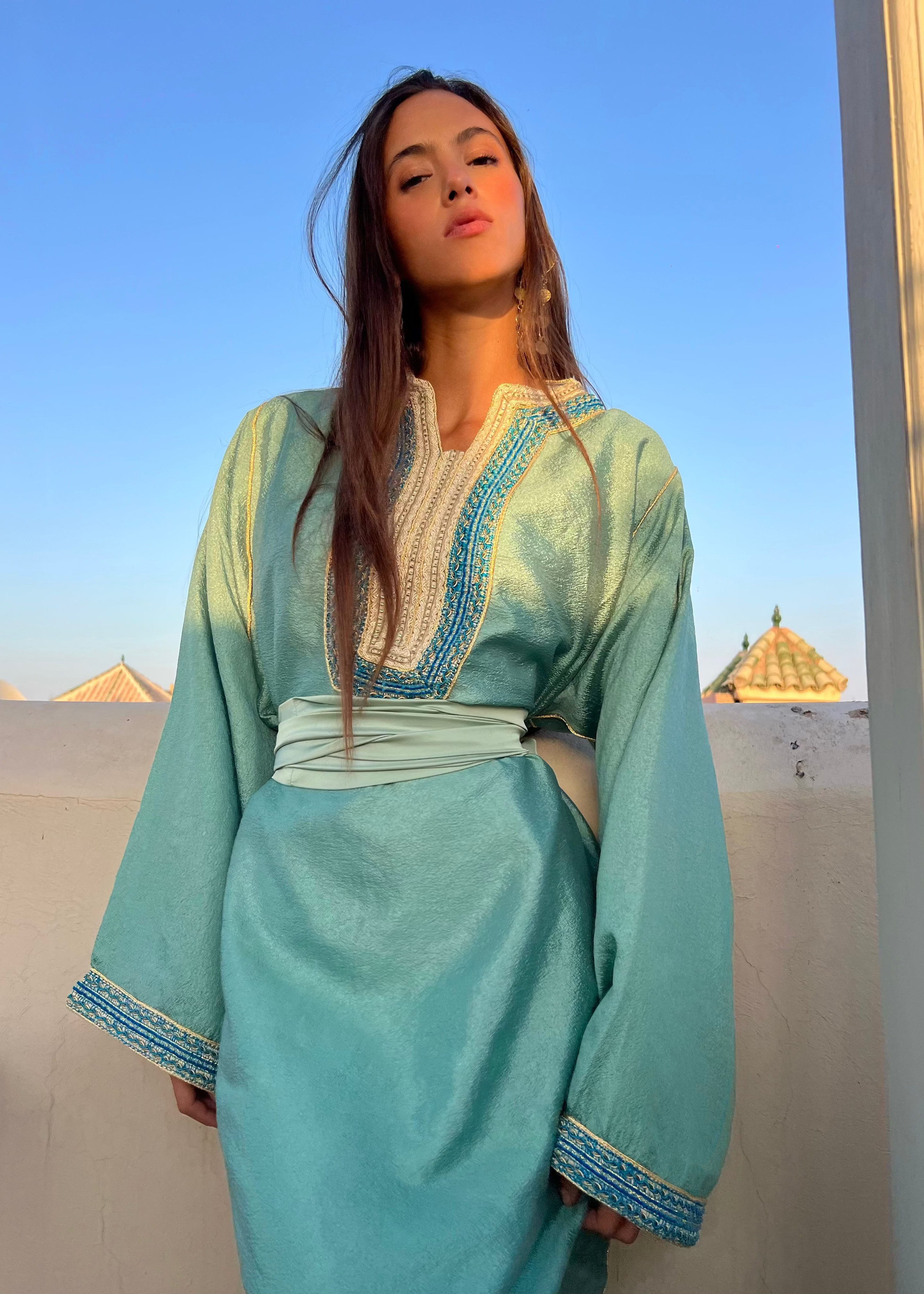 Caftan moderne en crêpe vert d'eau drapé de profil