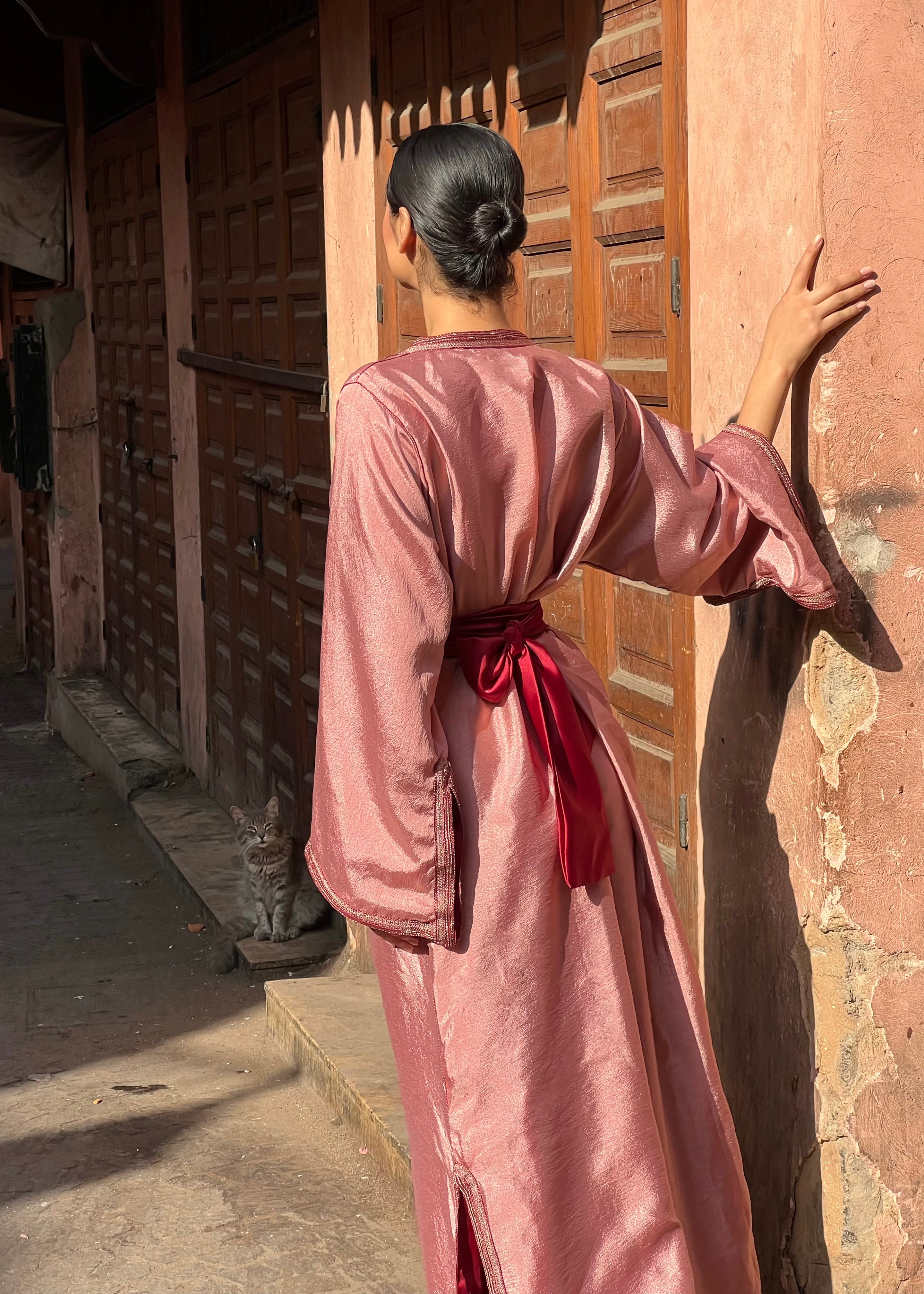 Dos du caftan moderne en satin rose drapé, tombé élégant et finitions raffinées