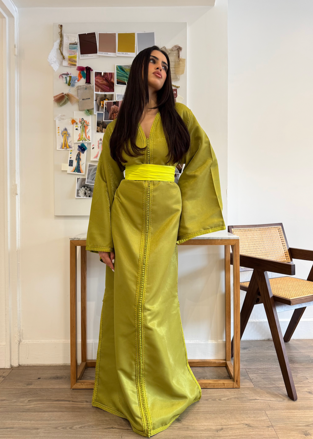 Caftan en satin vert brillant, détail du tombé soyeux