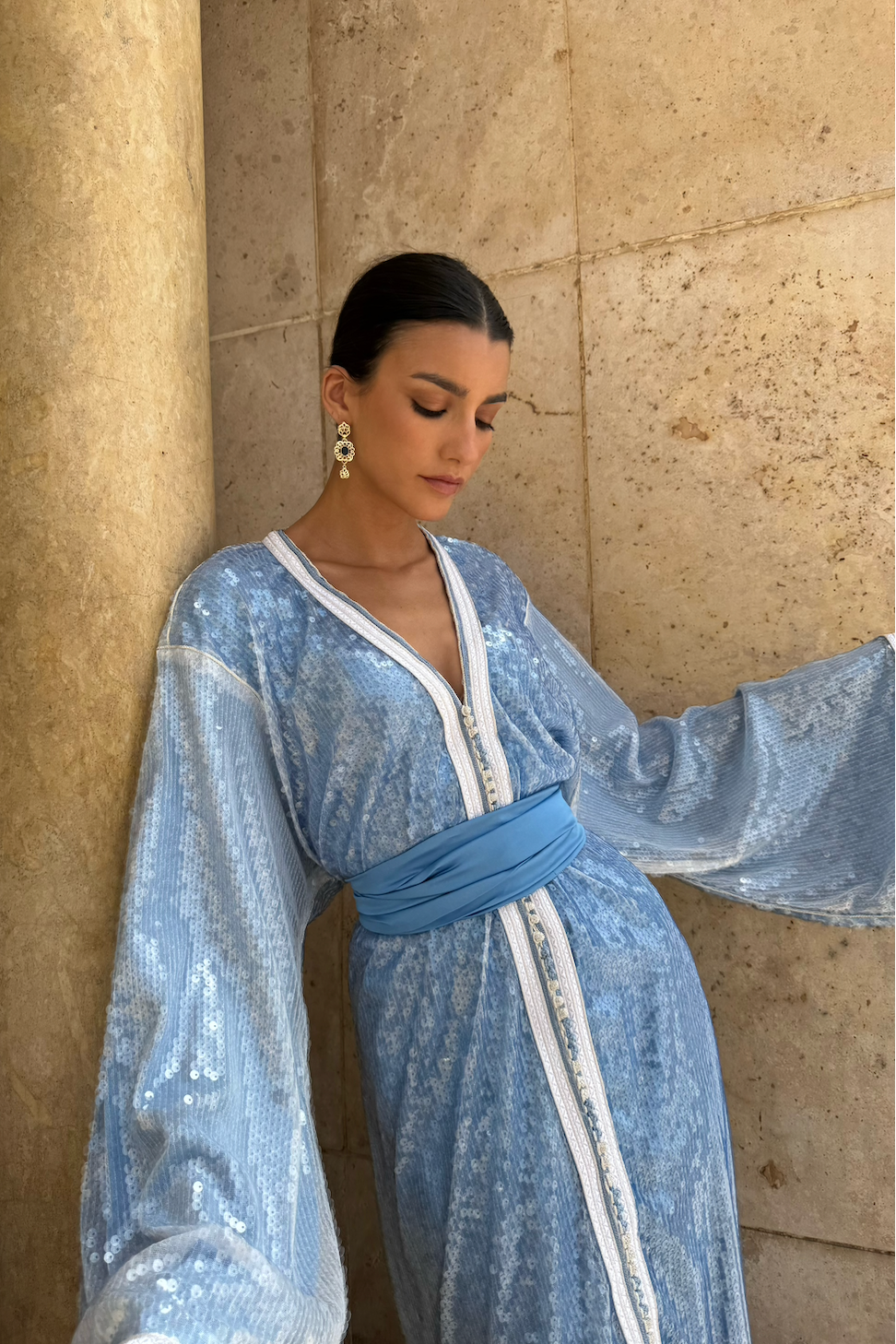 Caftan en sequins dégradés bleu et blanc, détail du dégradé