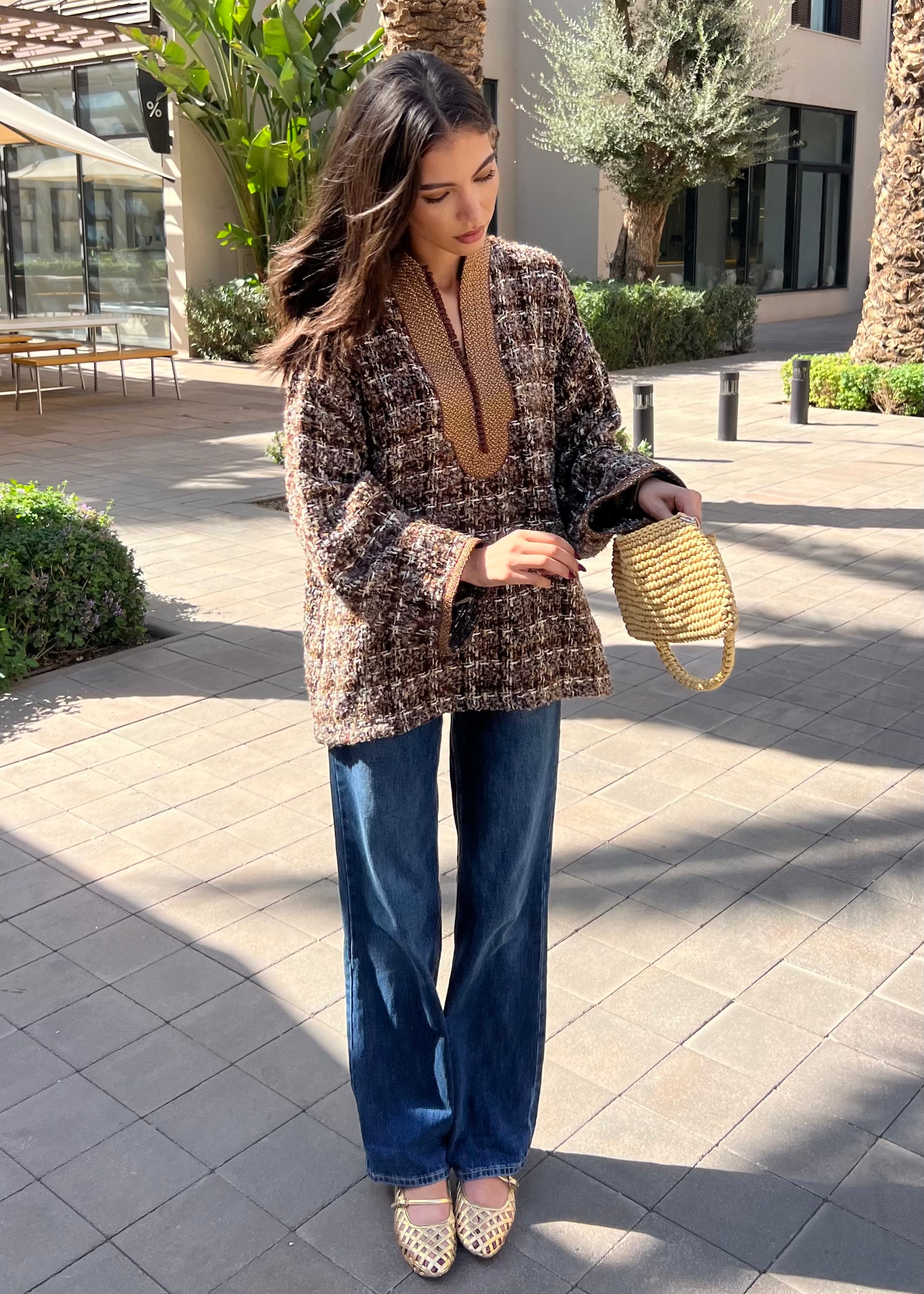 Chemise en tweed marron avec col orné de sfifa en mouvement, texture texturée et allure raffinée