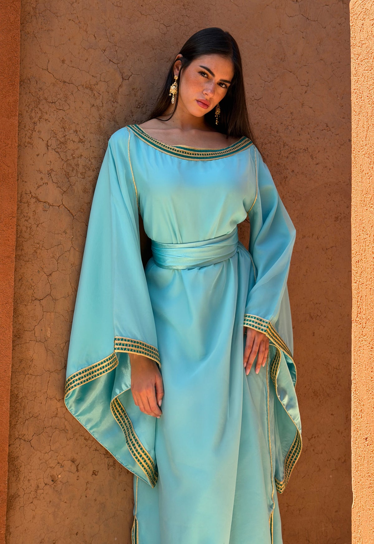 Robe Caftan Turquoise Clair à Col Bateau — Vue de face montrant le col bateau et les manches.