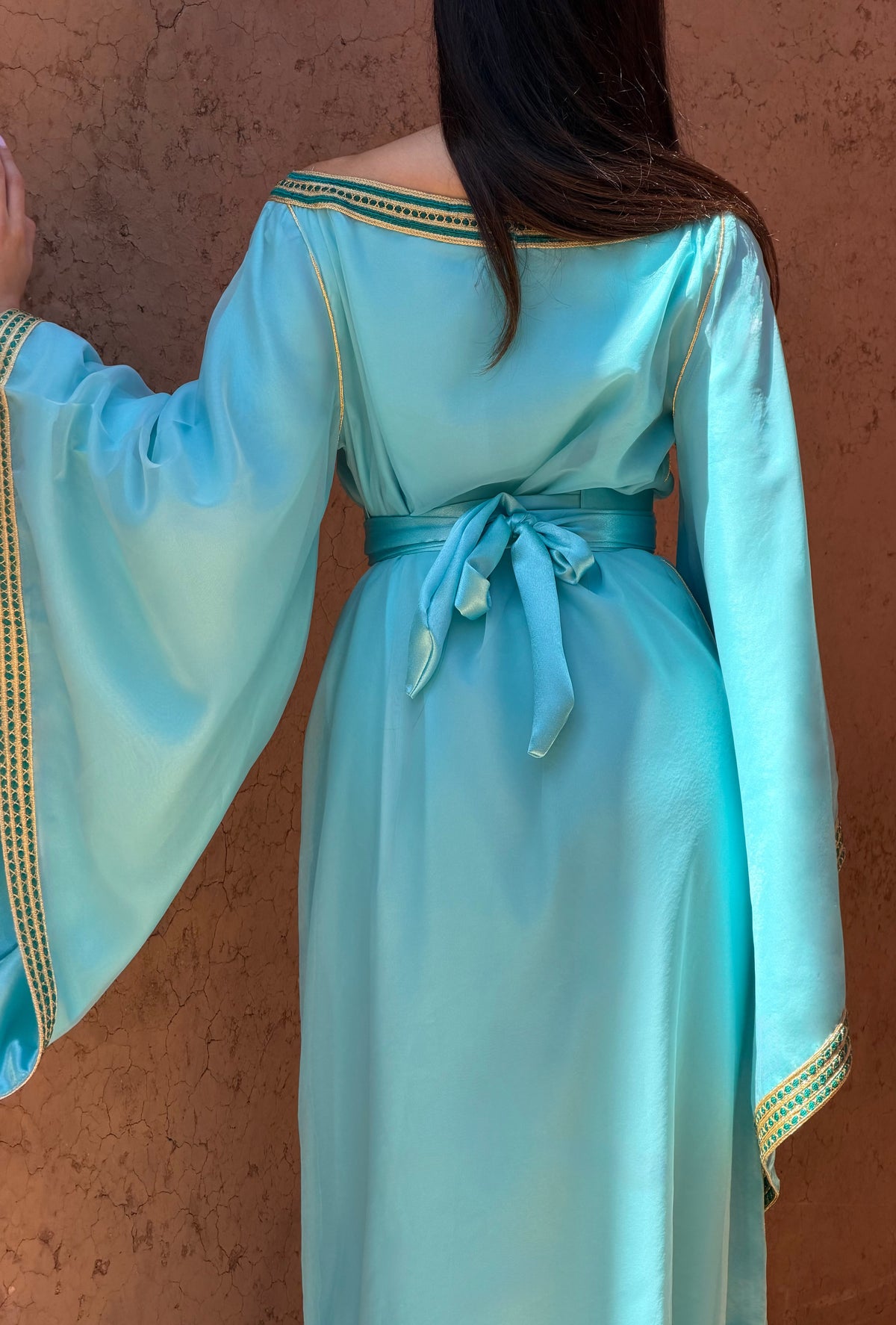 Robe Caftan Turquoise Clair à Col Bateau — Vue de dos avec ceinture nouée.