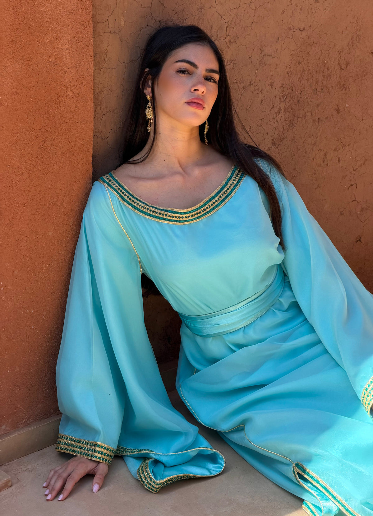 Robe Caftan Turquoise Clair à Col Bateau — Vue assise montrant le tombé de la robe.