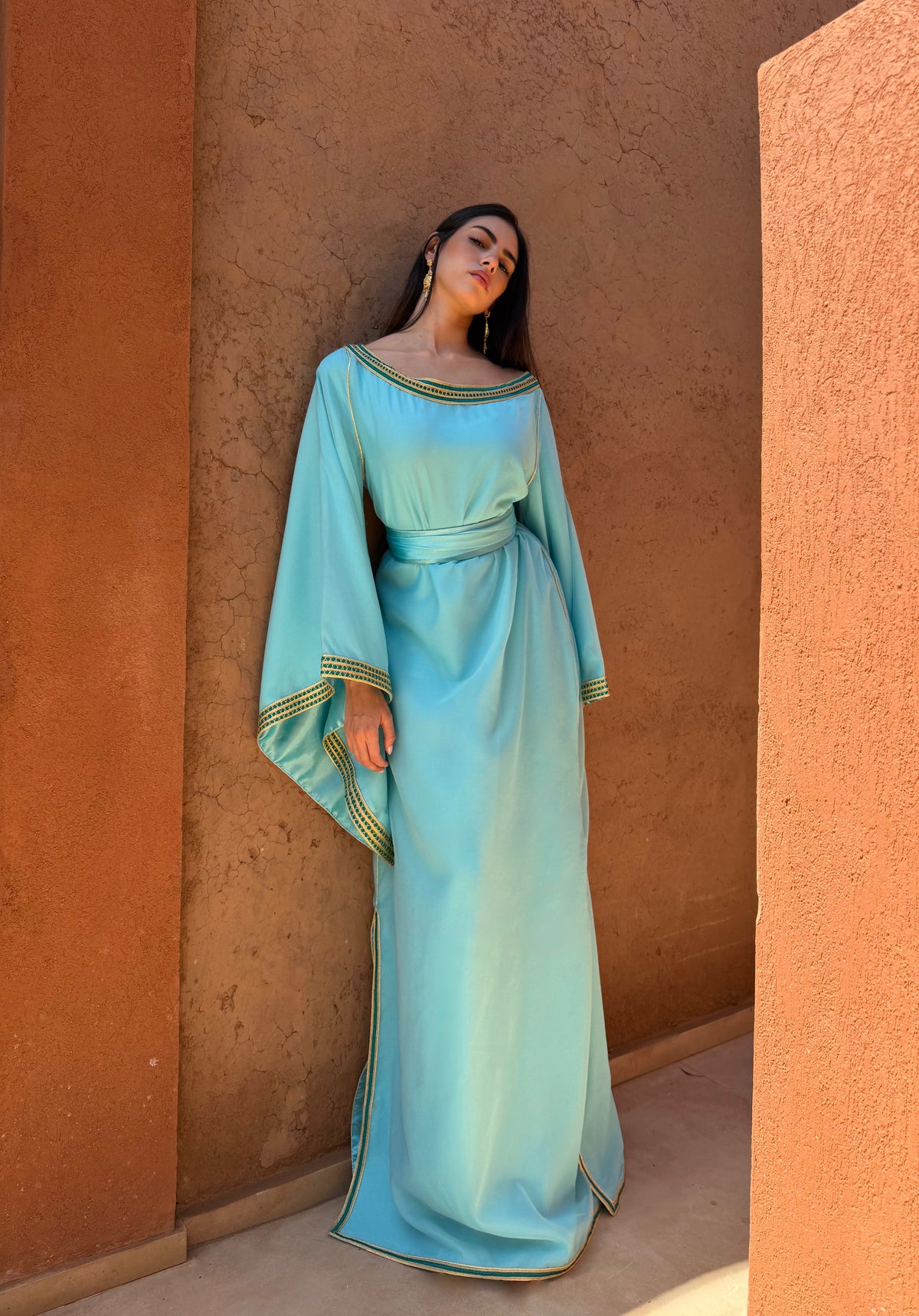Robe Caftan Turquoise Clair à Col Bateau — Vue de face en pied avec manches papillon.