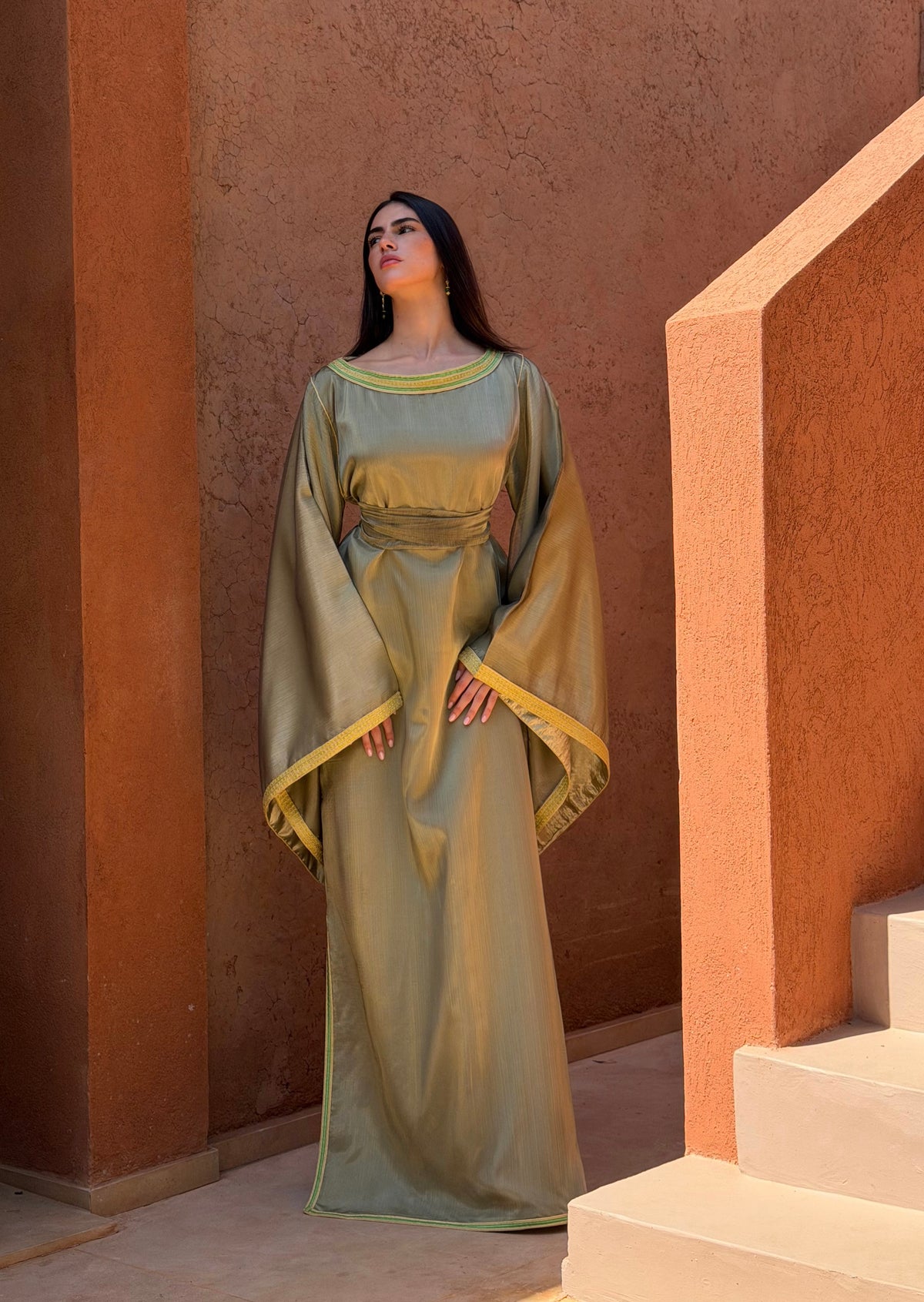 Robe Caftan Vert Sauge à Col Bateau — Vue de face en pied avec manches papillon.