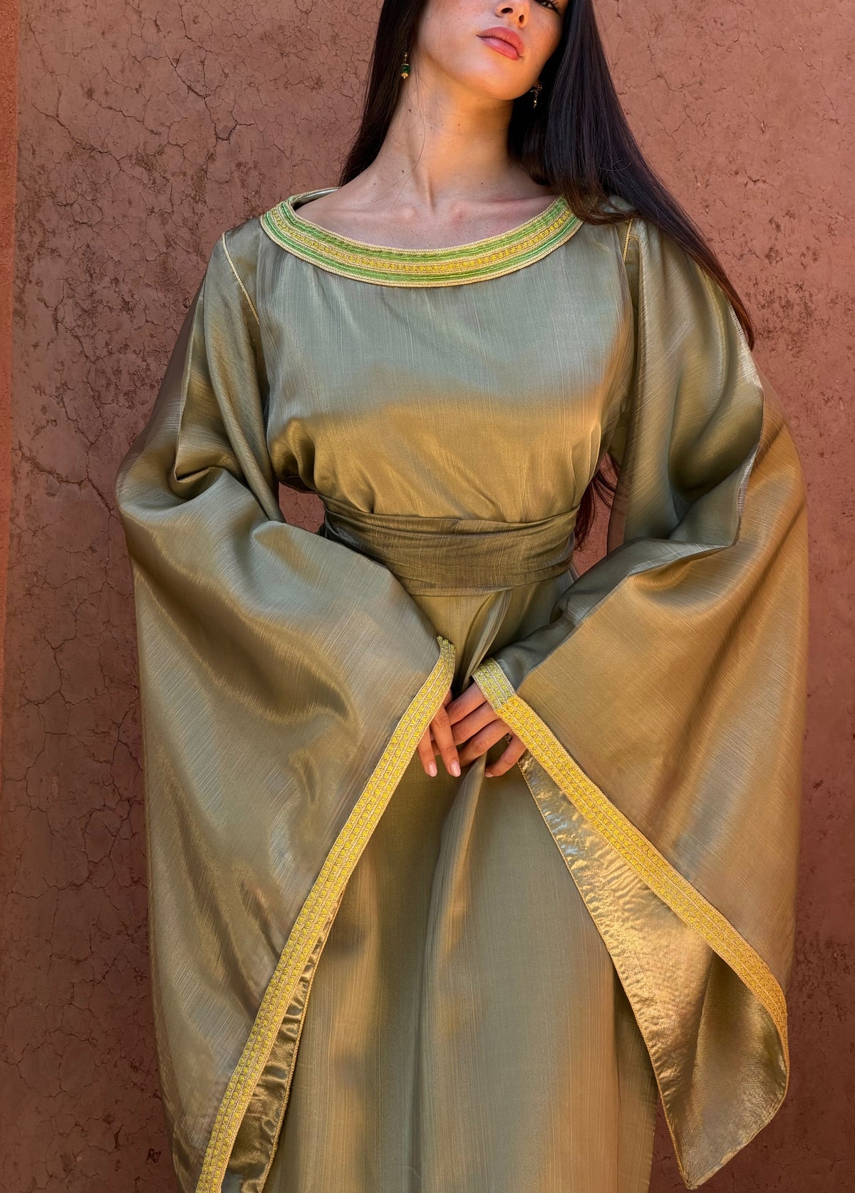 Robe Caftan Vert Sauge à Col Bateau — Détail du col bateau et de la ceinture.