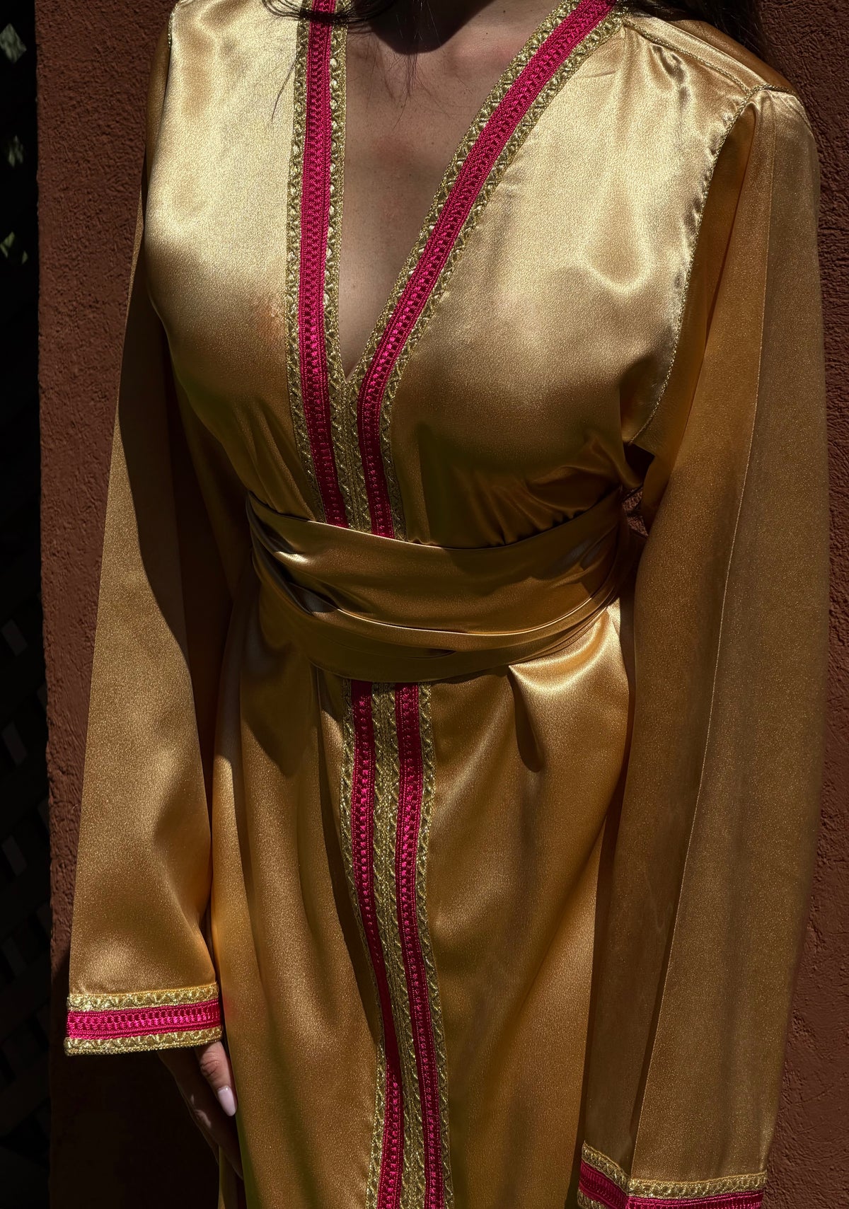 Caftan Satiné Or — Détail de l’encolure et de la ceinture couleur or.