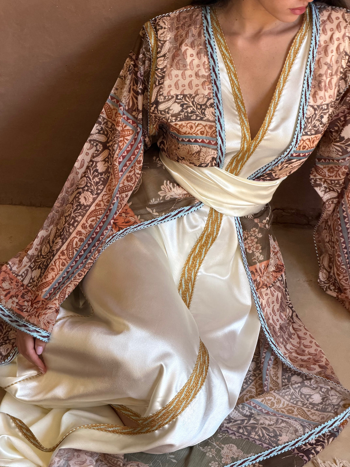 Takchita Ivoire à Voile Imprimé Cachemire — Détail de l’imprimé cachemire et de la ceinture.