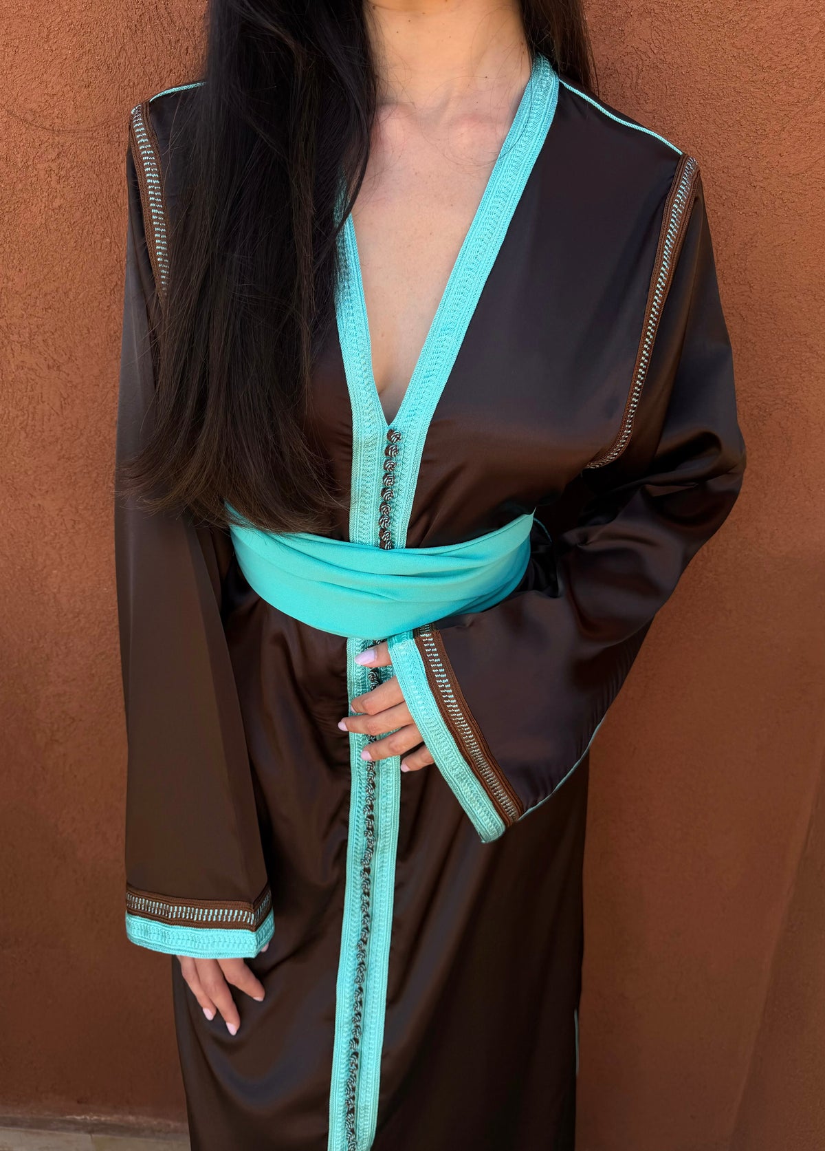 Caftan Chocolat à Sfifa Turquoise — Détail de l’encolure et des finitions turquoise.