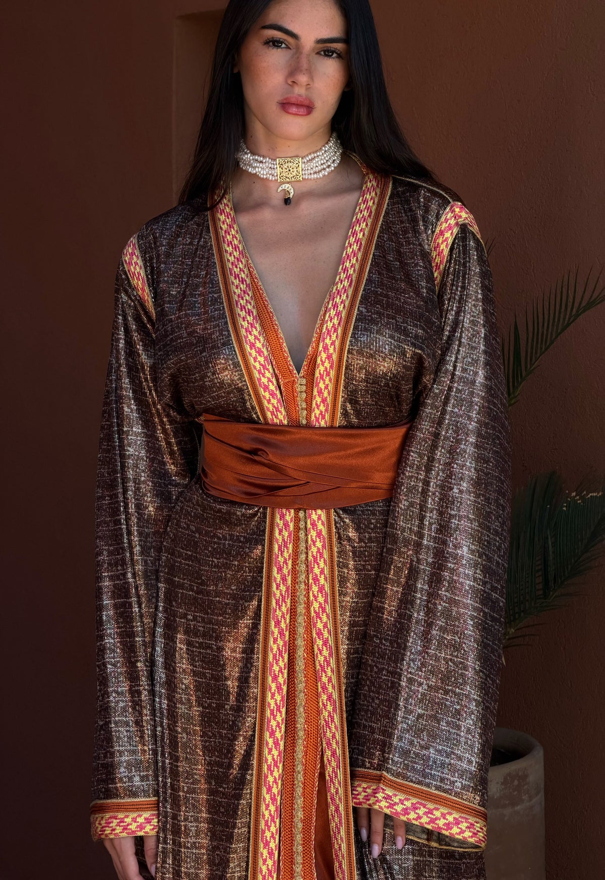 Takchita Bronze — Détail de l’encolure et de la ceinture cuivrée.