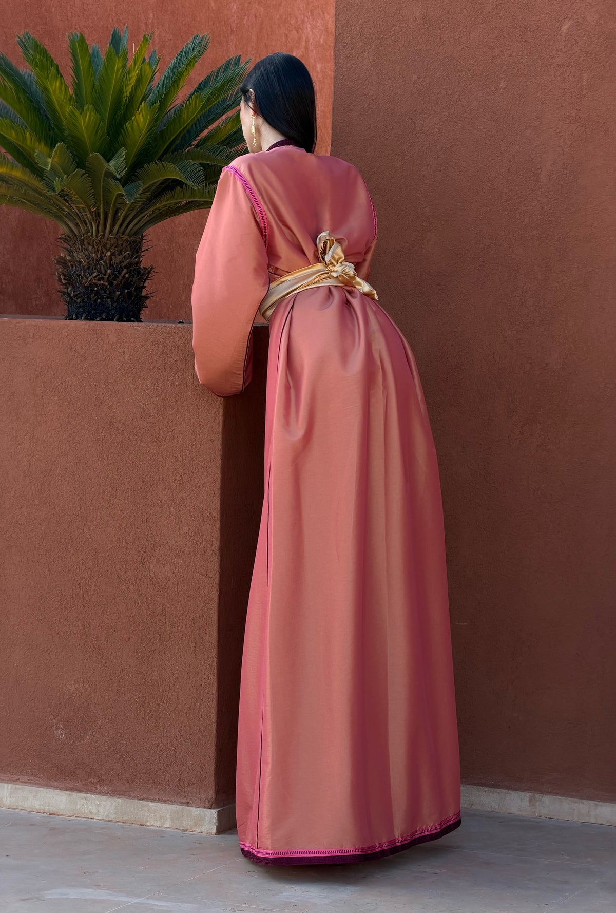 Caftan Pêche à Sfifa Prune — Vue de dos avec ceinture nouée.