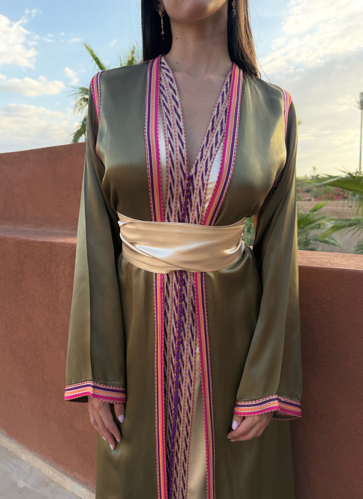 Caftan Vert Olive Irisé — Détail de l’encolure et des finitions multicolores.