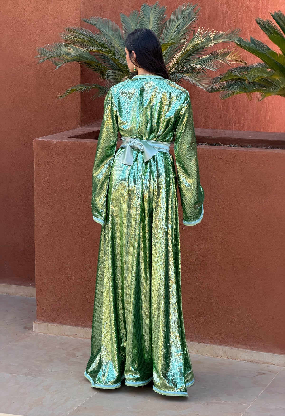 Caftan en Sequins Vert Irisé — Vue de dos avec ceinture nouée.
