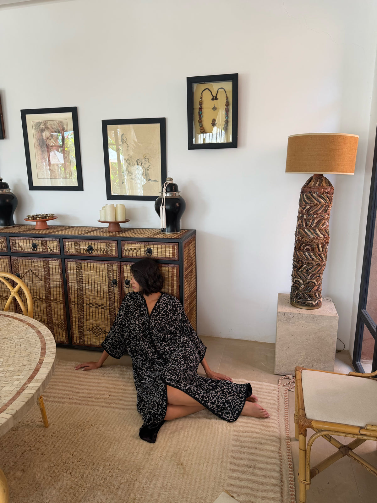 Robe Longue Imprimé Fauve Noir & Ivoire — Vue assise montrant la coupe ample et l’imprimé.