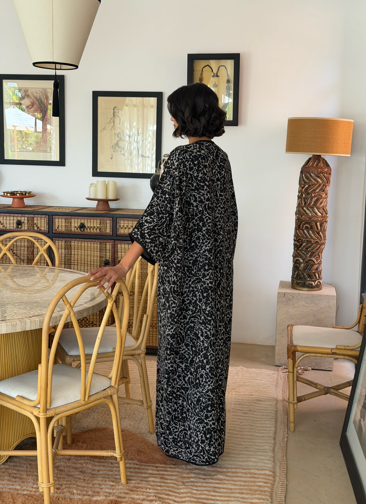 Robe Longue Imprimé Fauve Noir & Ivoire — Vue de dos en pied.