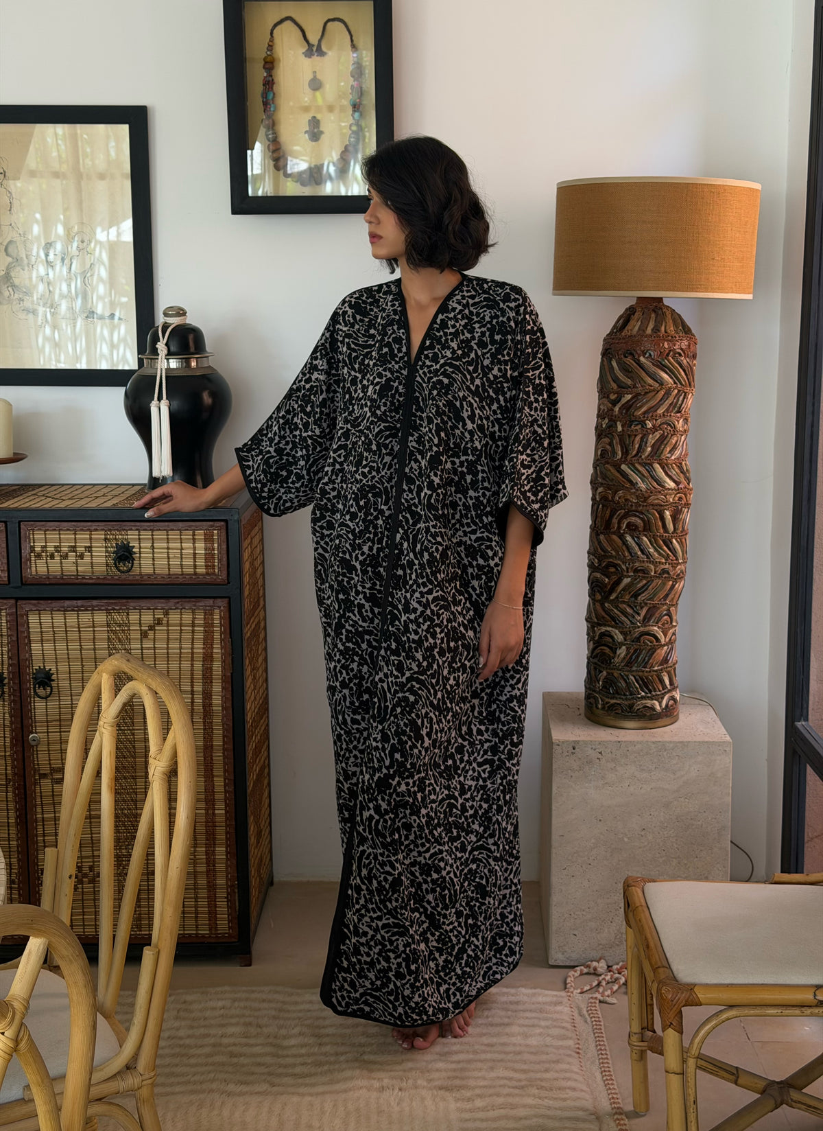 Robe Longue Imprimé Fauve Noir & Ivoire — Vue de face en pied.