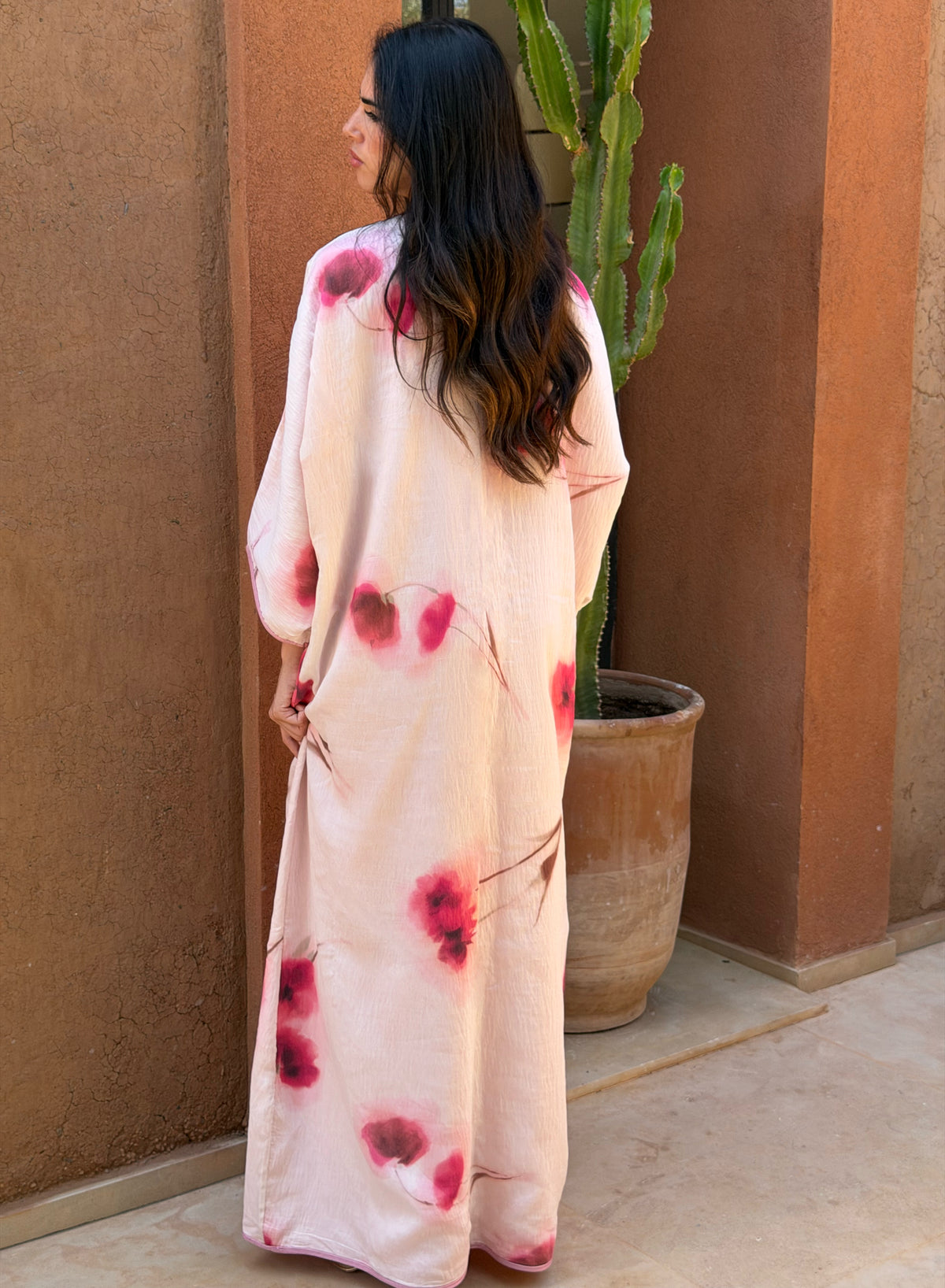 Robe Longue Rose Poudré à Fleurs Fuchsia — Vue de dos montrant les fleurs fuchsia.