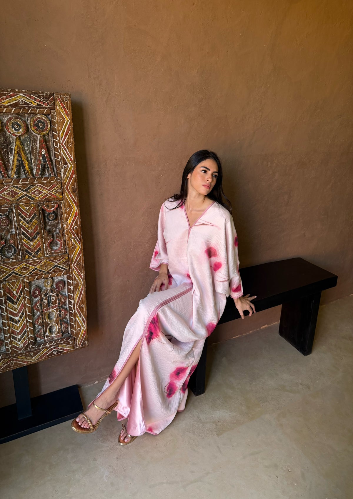 Robe Longue Rose Poudré à Fleurs Fuchsia — Vue assise de face montrant la robe longue.