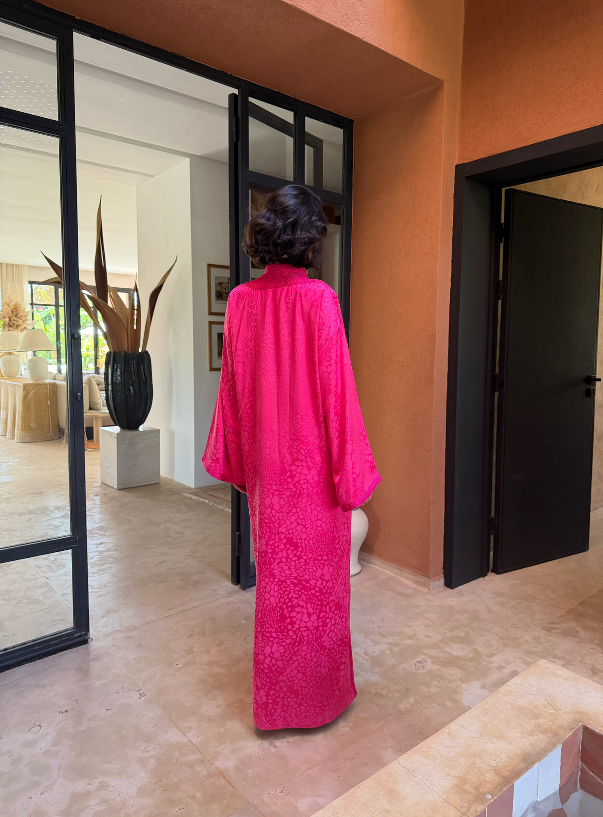 Robe Longue Fuchsia — Vue de dos en pied.