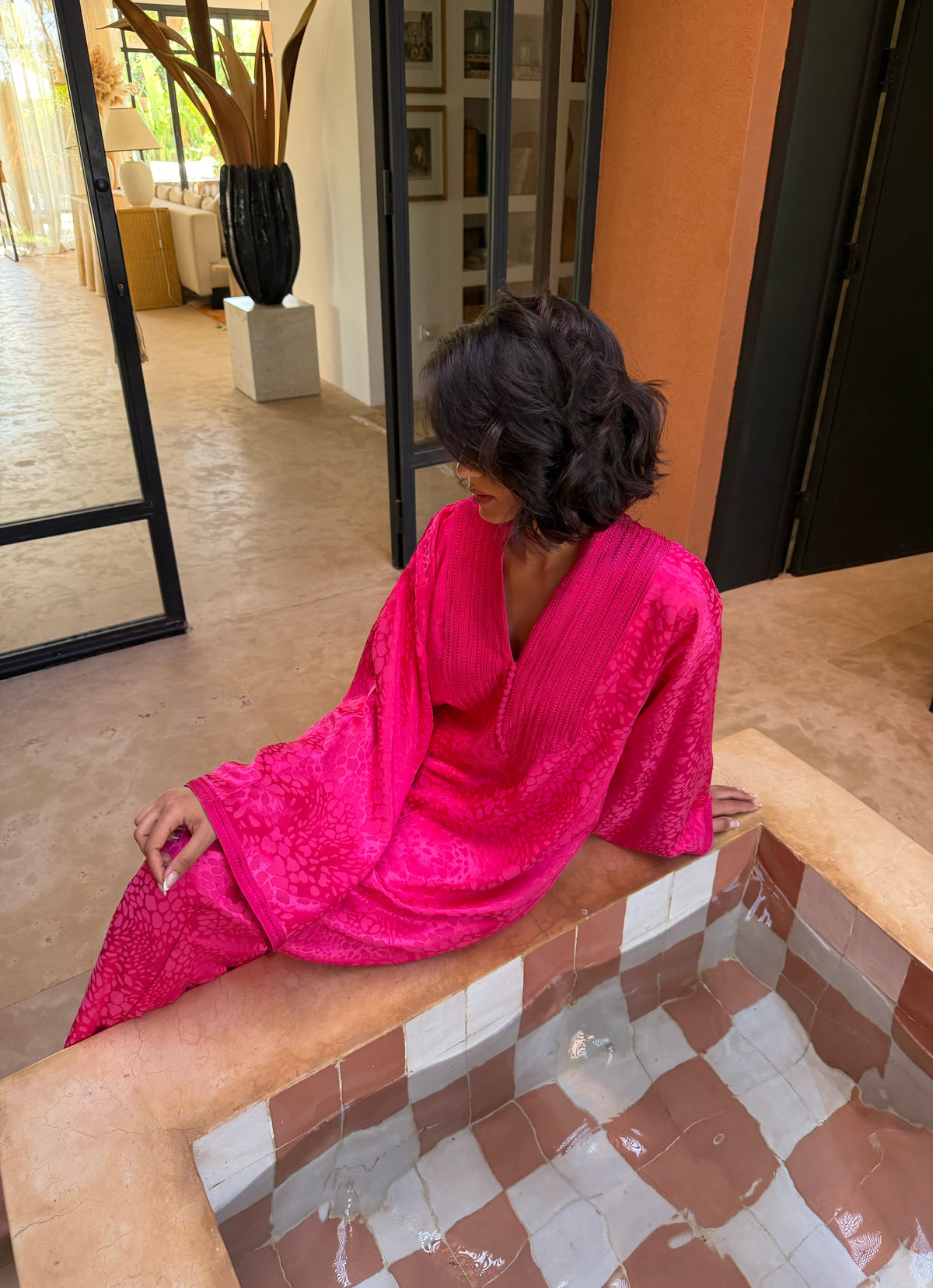 Robe Longue Fuchsia — Vue assise montrant le motif et les manches.