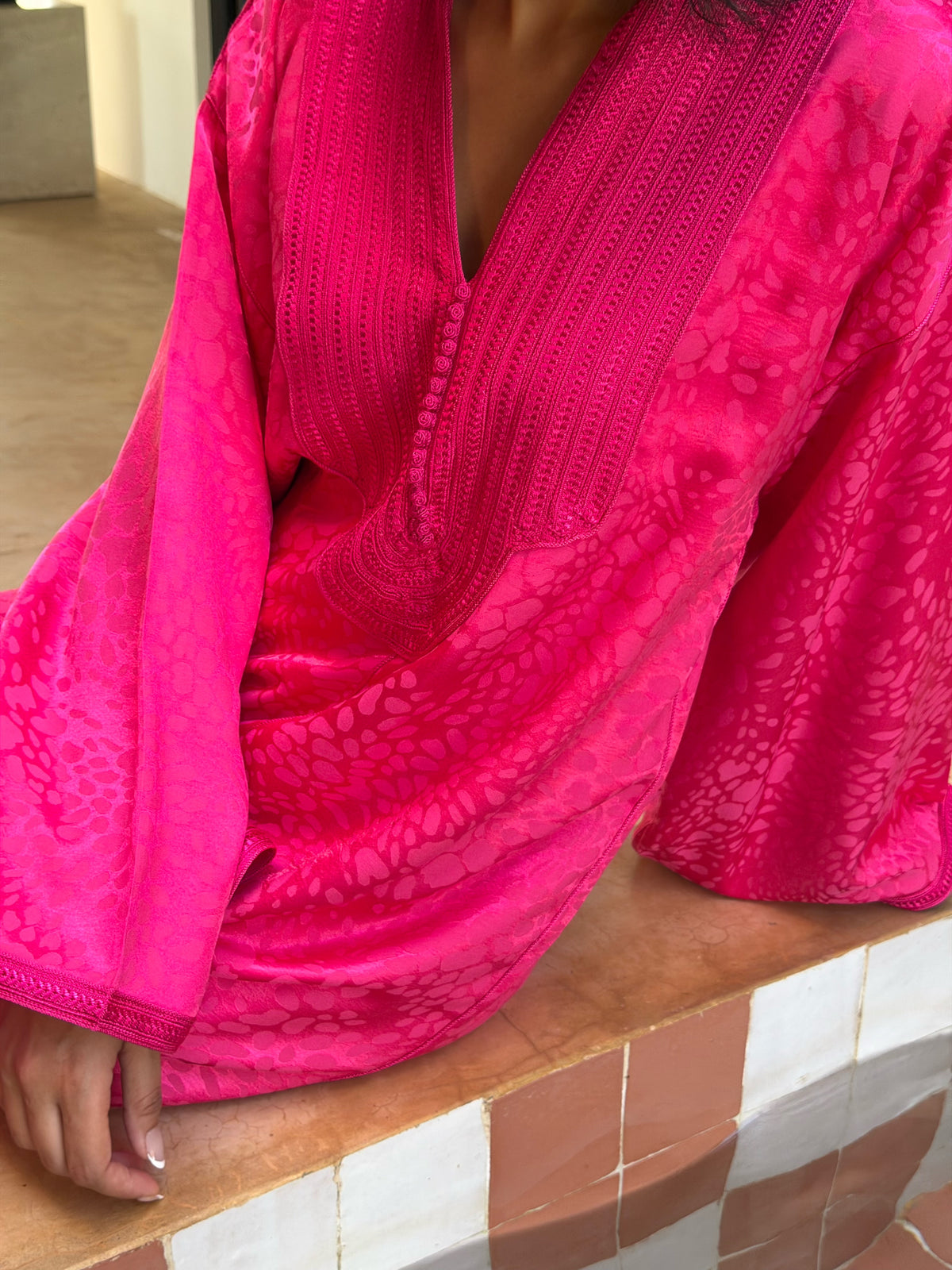 Robe Longue Fuchsia — Détail de l’encolure et des motifs fuchsia.
