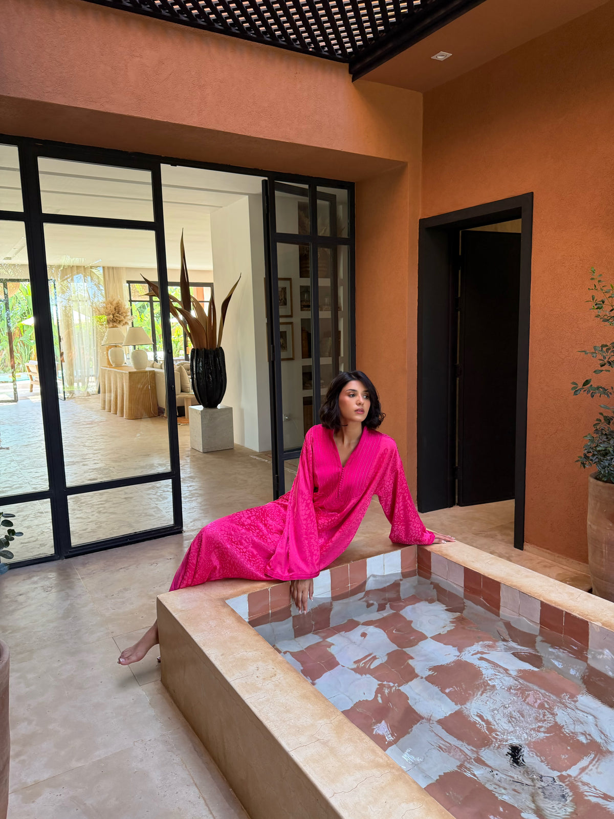 Robe Longue Fuchsia — Silhouette assise de face.