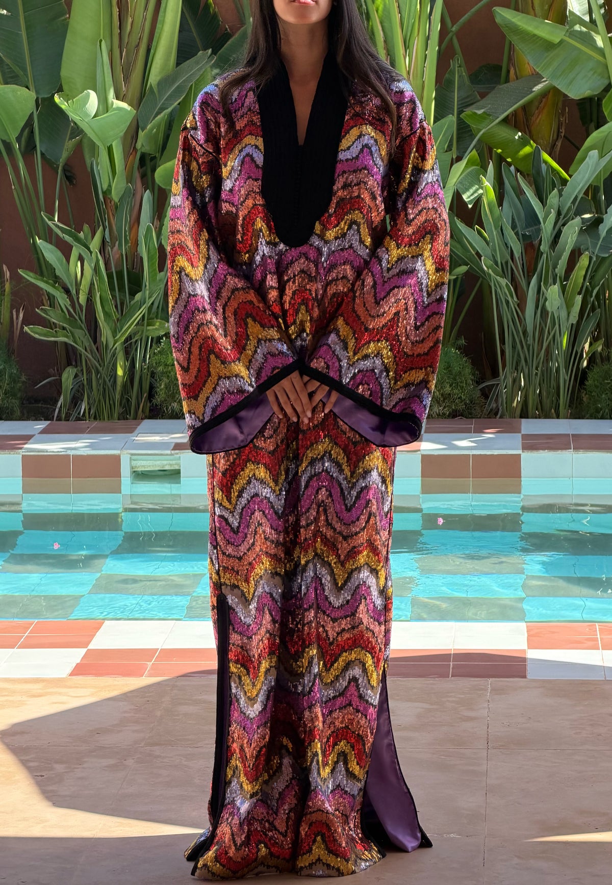 Robe Longue en Sequins à Vagues Multicolores — Vue de face en pied près d’une piscine.