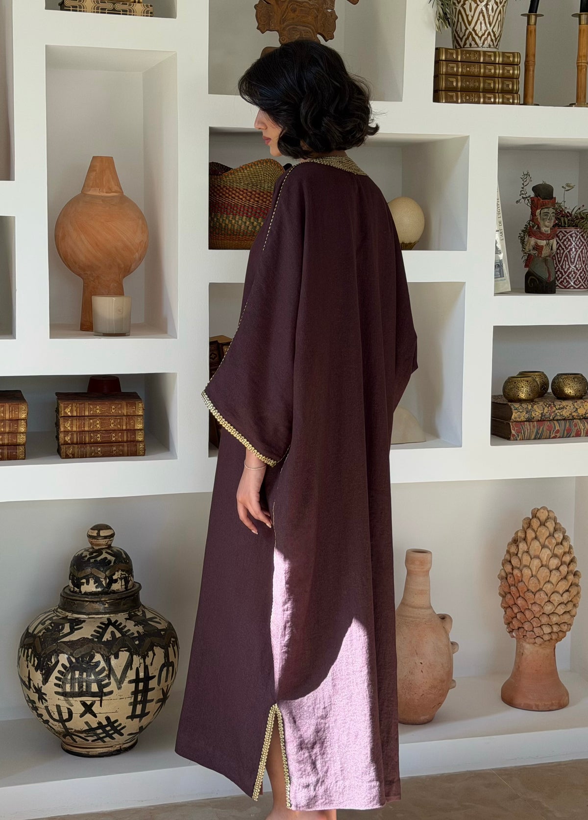 Robe Longue Prune aux Finitions Dorées — Vue de dos en pied.
