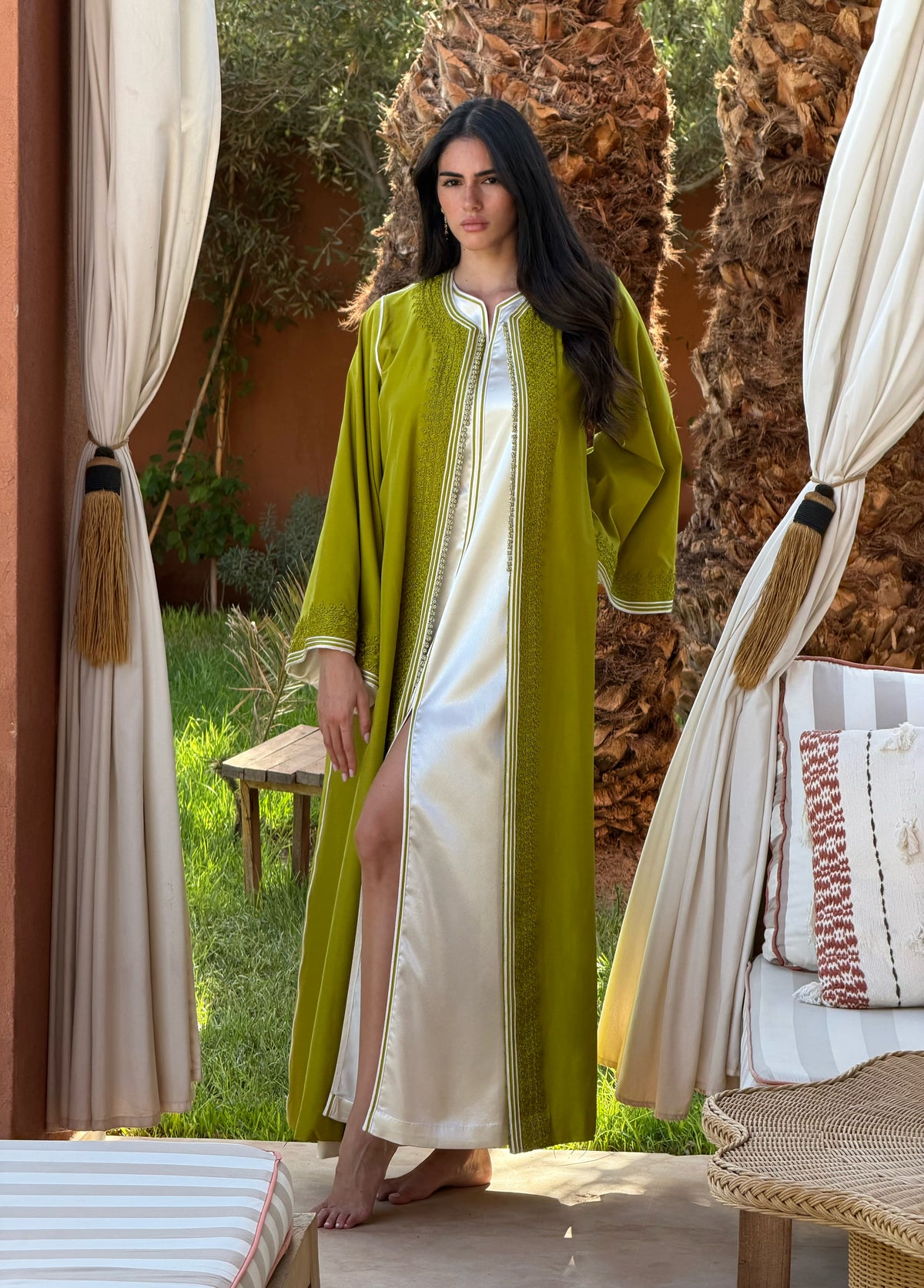 Ensemble Kimono Brodé Vert Anis et Robe Ivoire — Vue de face en pied avec robe ivoire.