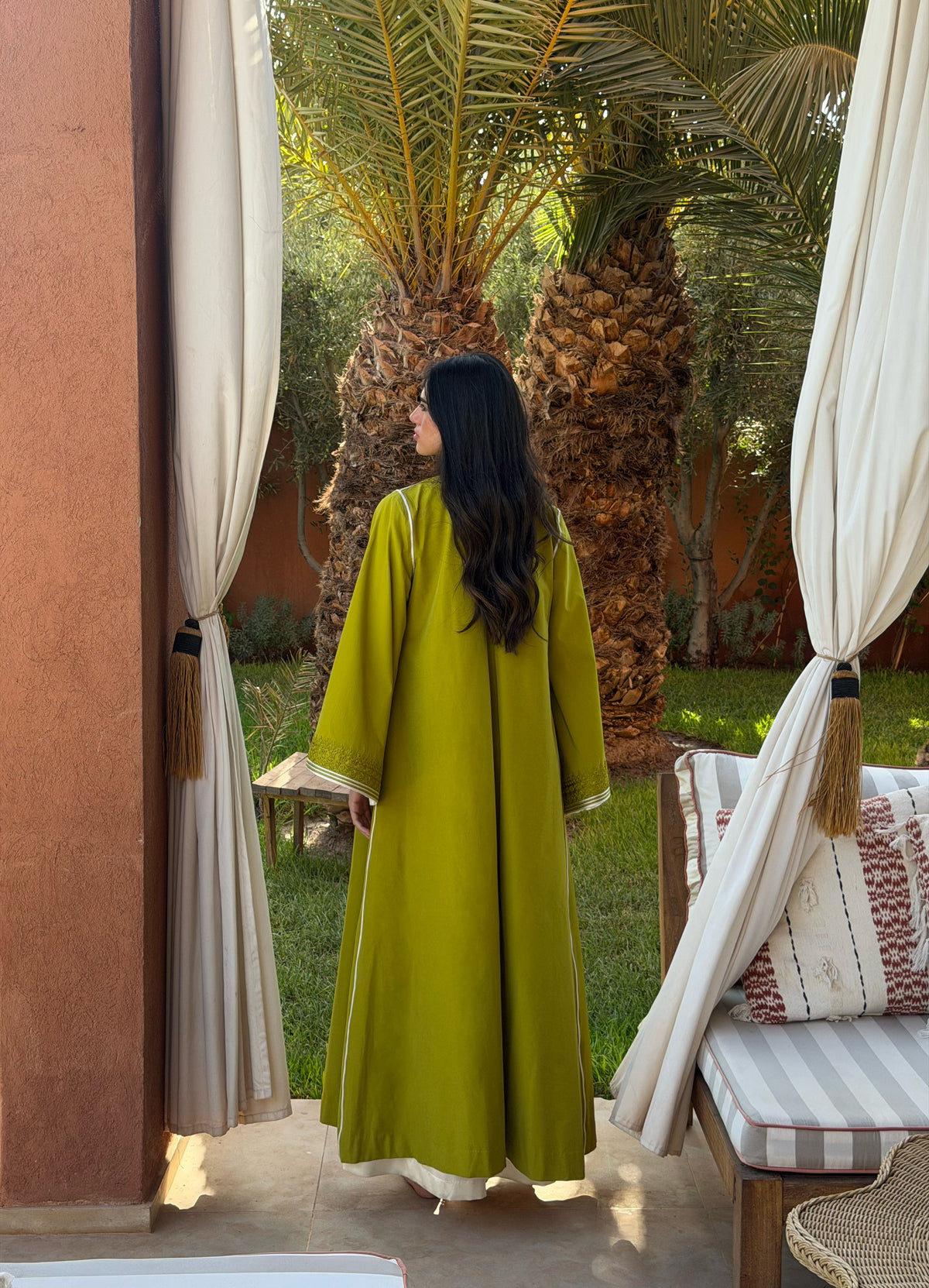 Ensemble Kimono Brodé Vert Anis et Robe Ivoire — Vue de dos en pied.