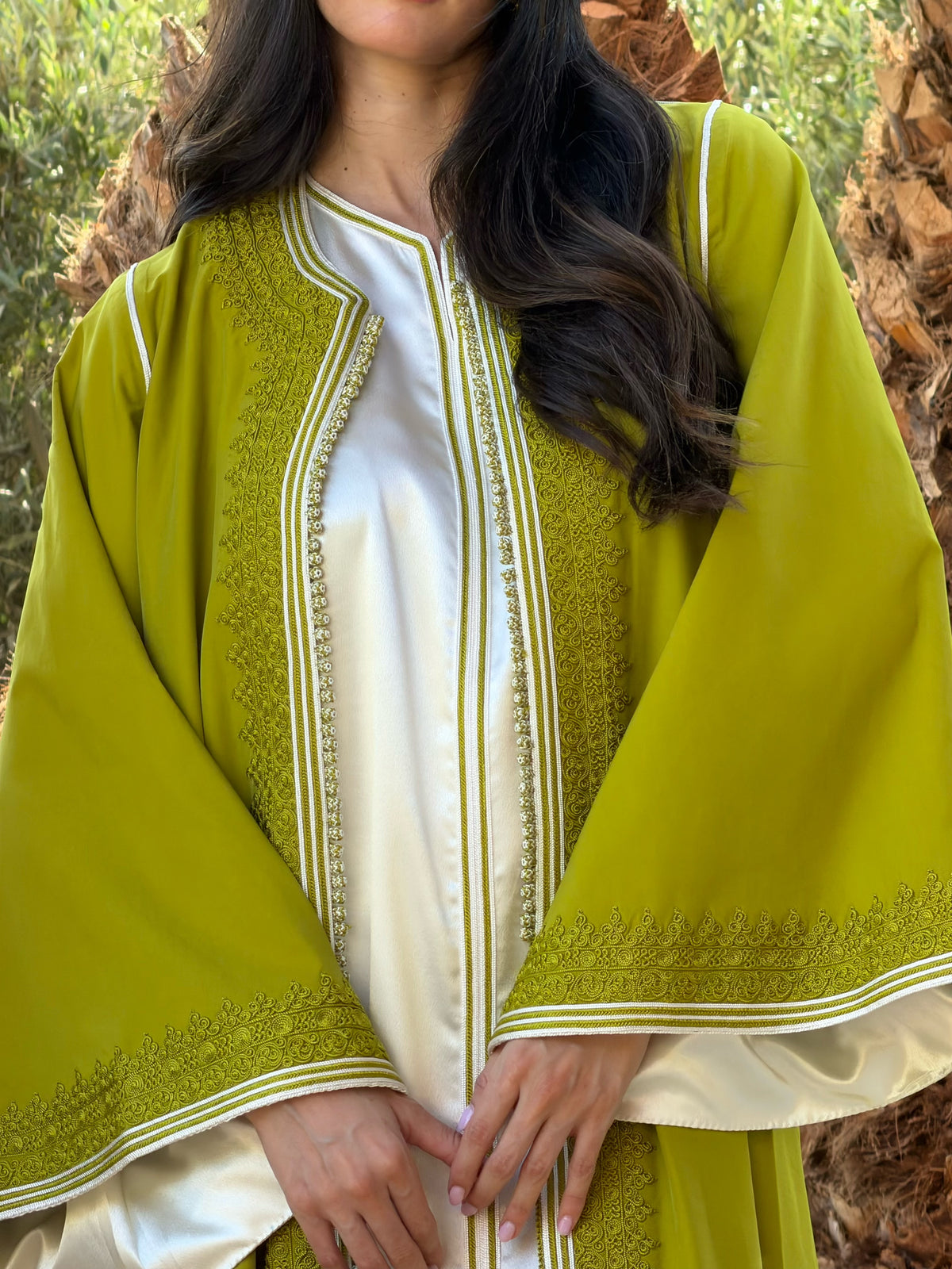 Ensemble Kimono Brodé Vert Anis et Robe Ivoire — Détail des broderies et des manches.