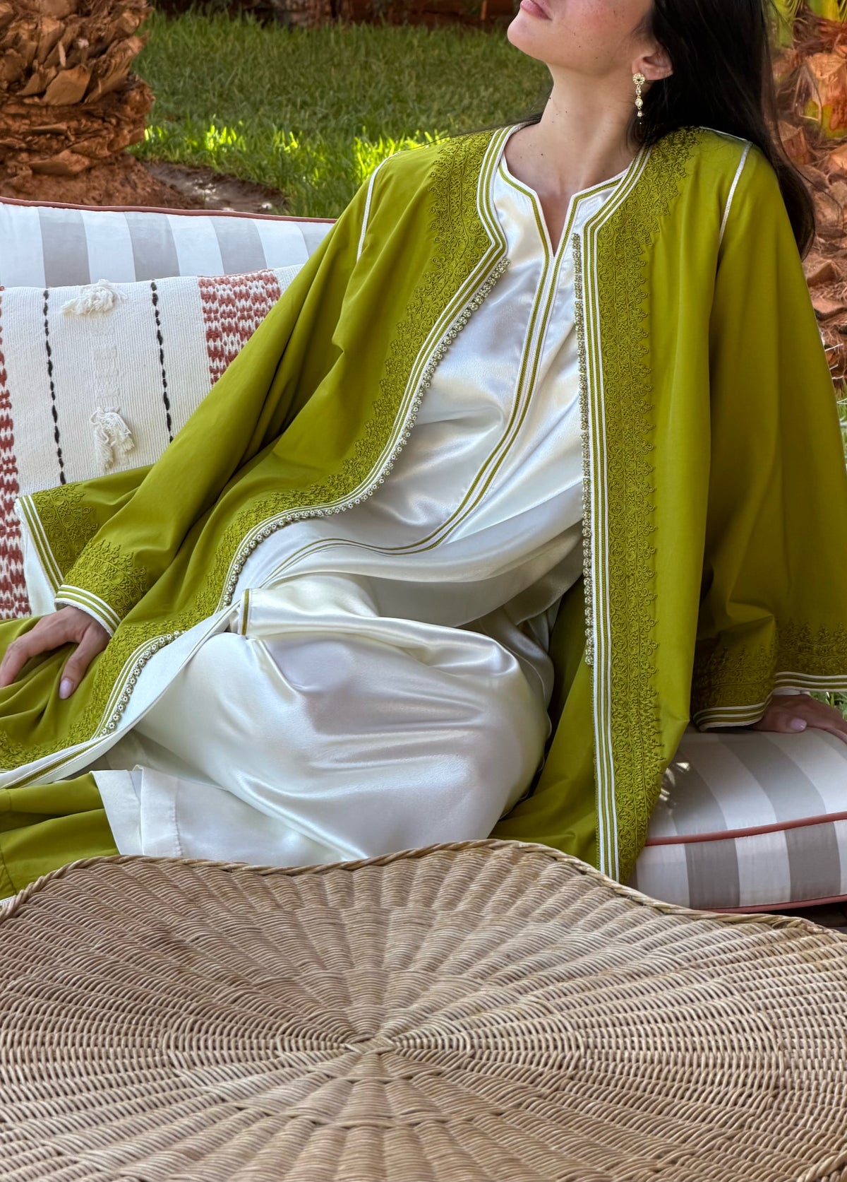 Ensemble Kimono Brodé Vert Anis et Robe Ivoire — Vue assise montrant le kimono anis et la robe ivoire.